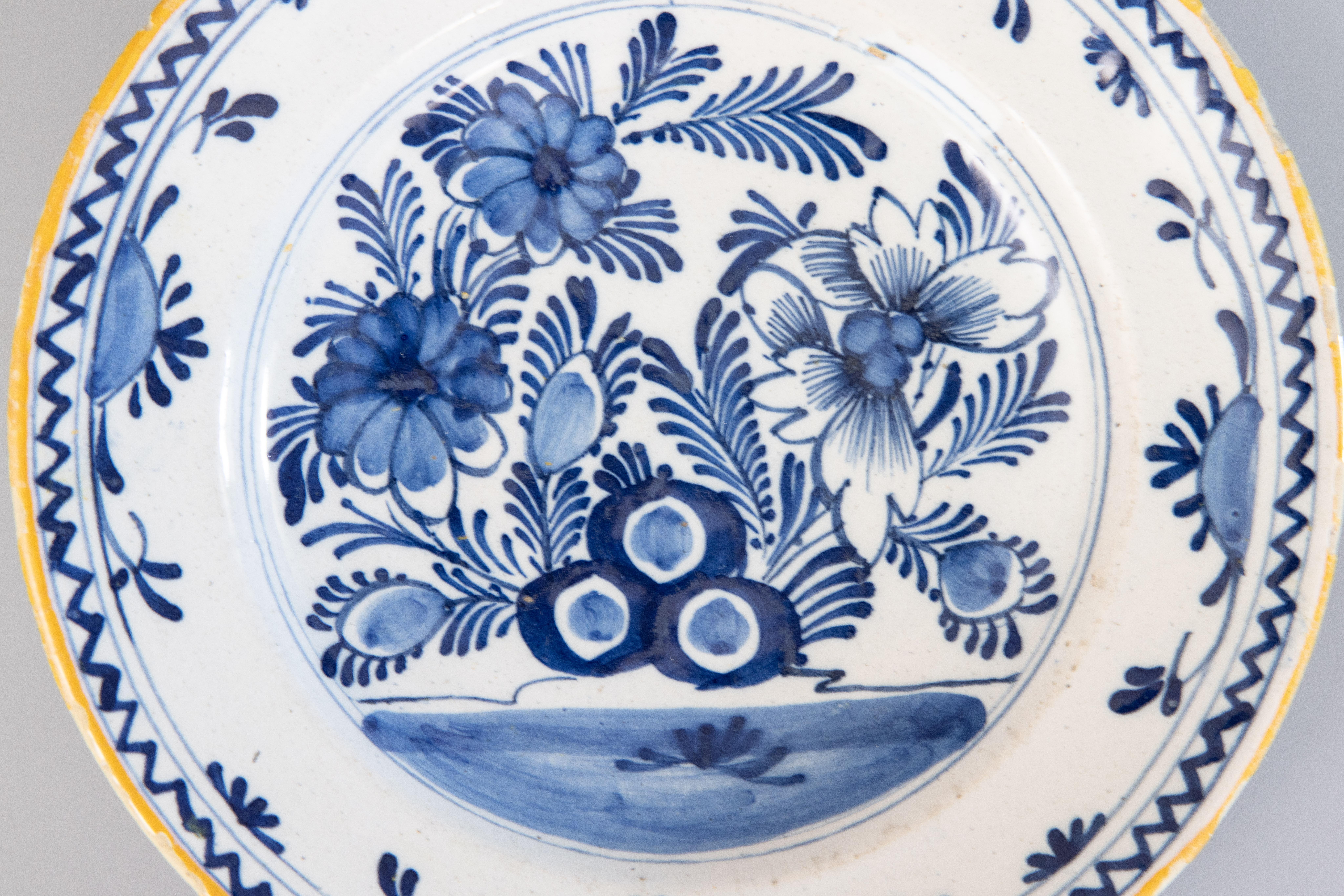Pair of Antique 18th Century Dutch Delft Faience Floral Plates For Sale 1