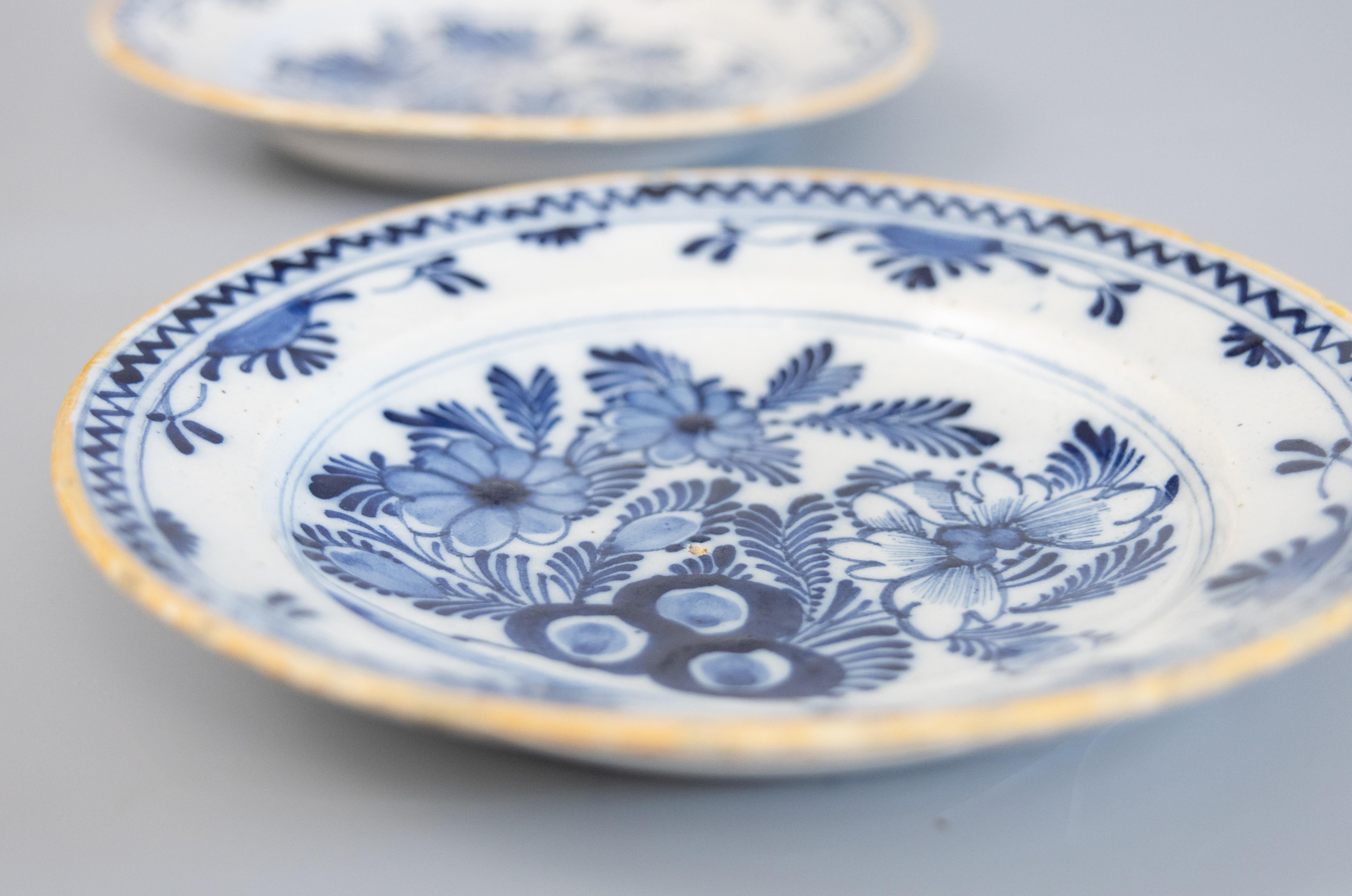 Pareja de antiguos platos florales de loza holandesa de Delft del siglo XVIII en venta 1