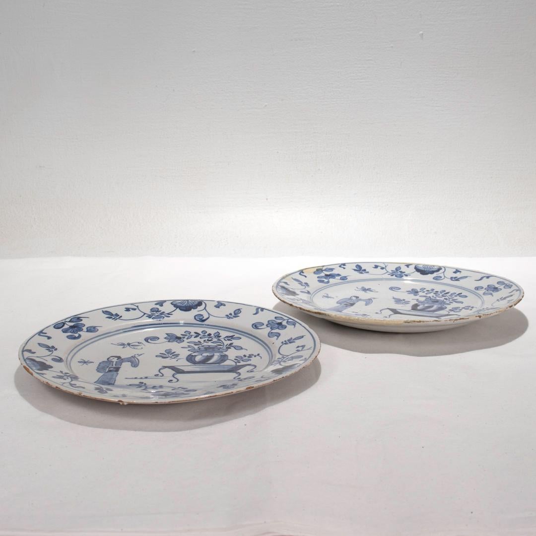 Pair of Antique 18th Century Dutch Delft Plates with Chinoiserie Decoration In Fair Condition For Sale In Philadelphia, PA