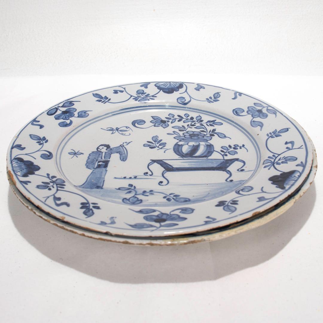 Pareja de Platos Antiguos de Delft Holandés del Siglo XVIII con Decoración Chinoiserie siglo XVIII y antes en venta