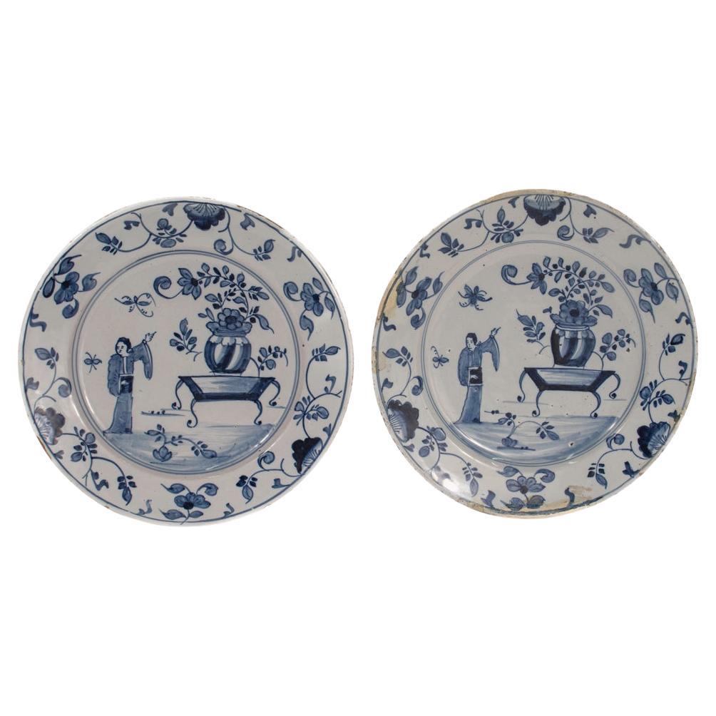 Paar antike niederländische Delft-Teller des 18. Jahrhunderts mit Chinoiserie-Dekoration im Angebot