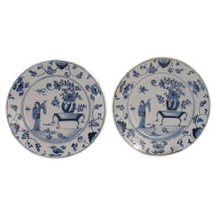 Paire d'assiettes hollandaises anciennes du 18ème siècle en faïence de Delft décorées de chinoiseries