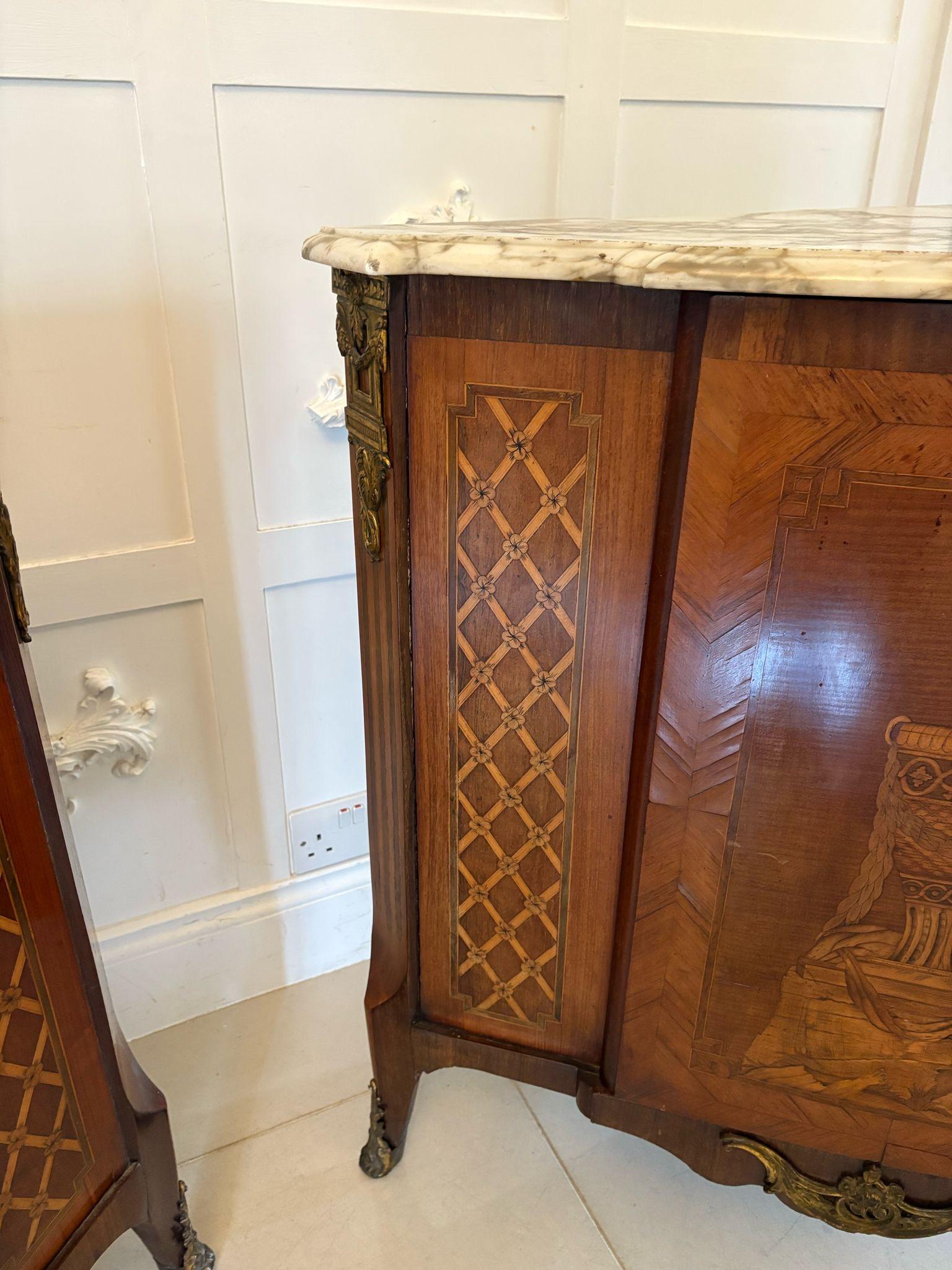 Pareja de armarios esquineros antiguos franceses del siglo XVIII con marquetería de madera de rey en venta 4