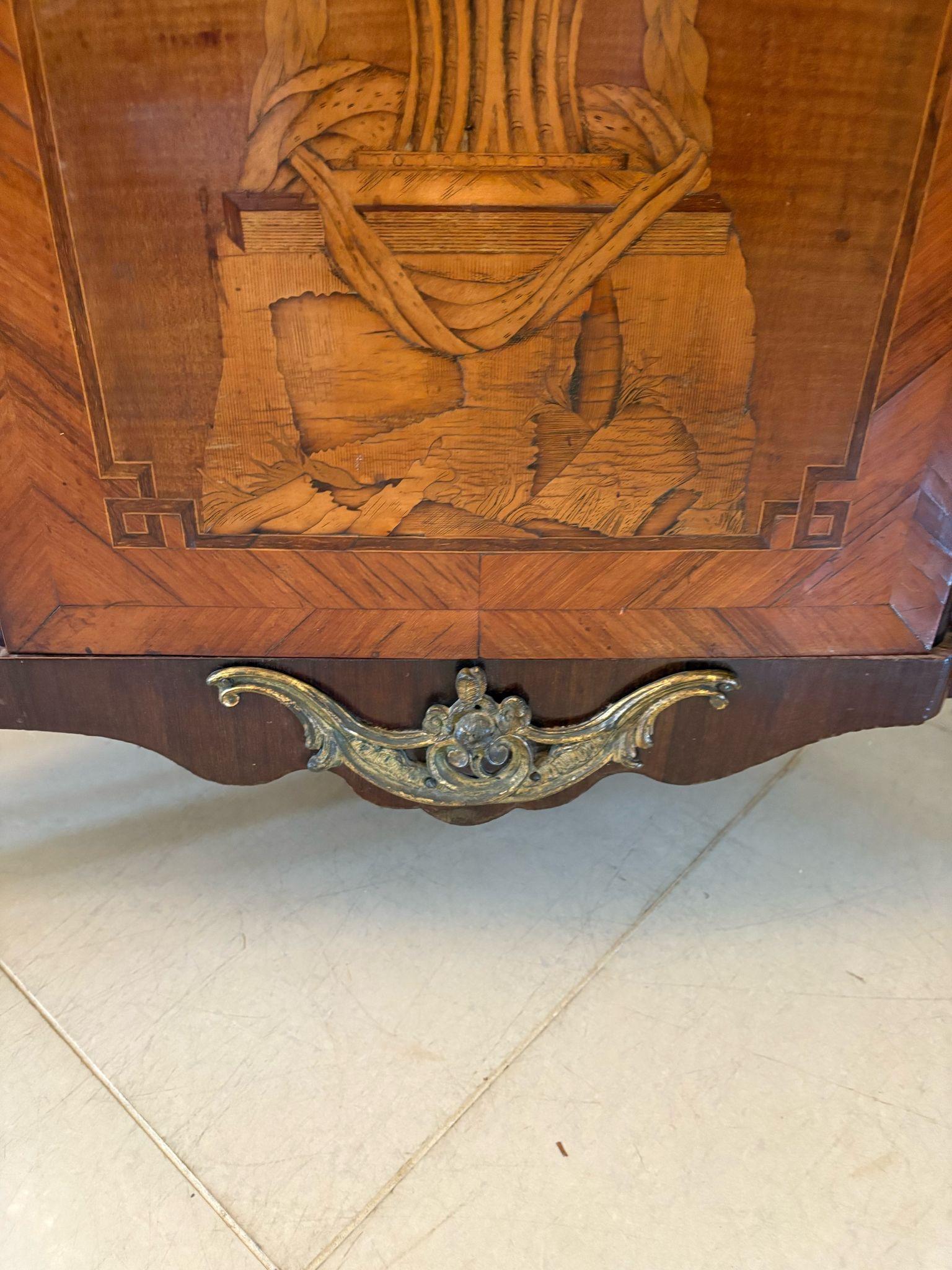 Pareja de armarios esquineros antiguos franceses del siglo XVIII con marquetería de madera de rey en venta 9