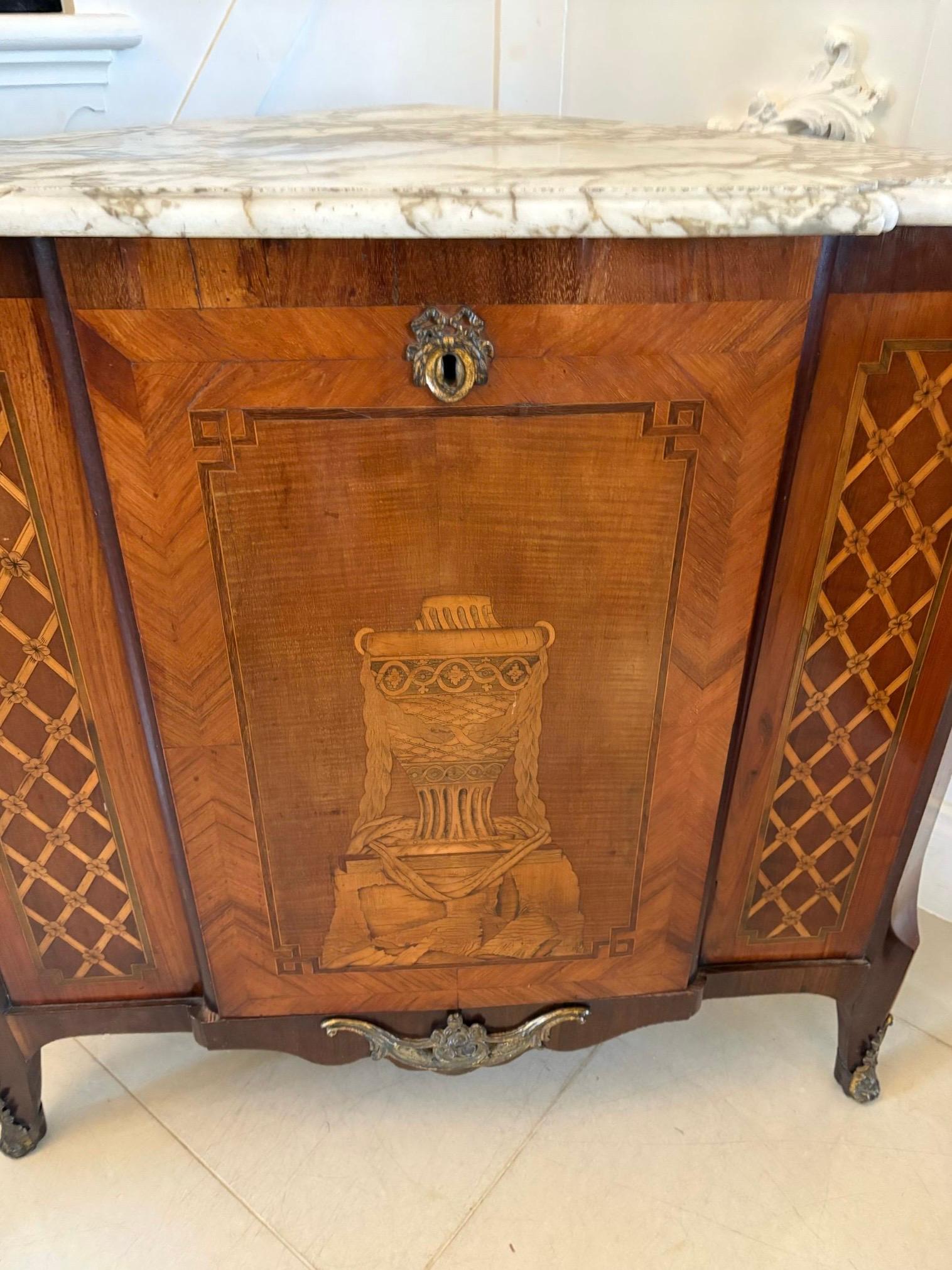 Pareja de armarios esquineros antiguos franceses del siglo XVIII con marquetería de madera de rey en venta 10