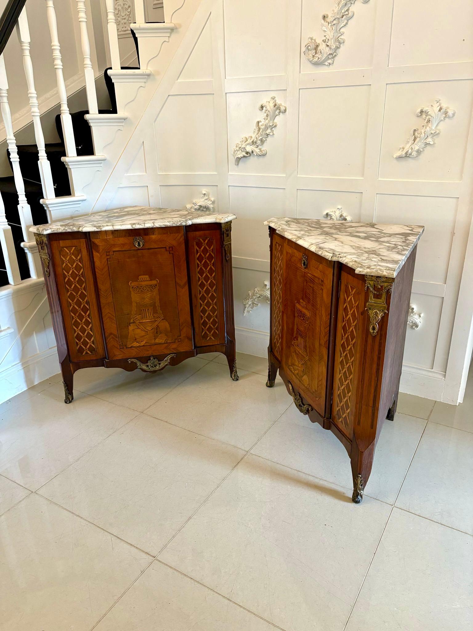Pareja de armarios esquineros antiguos franceses del siglo XVIII con marquetería de madera de rey en venta 12