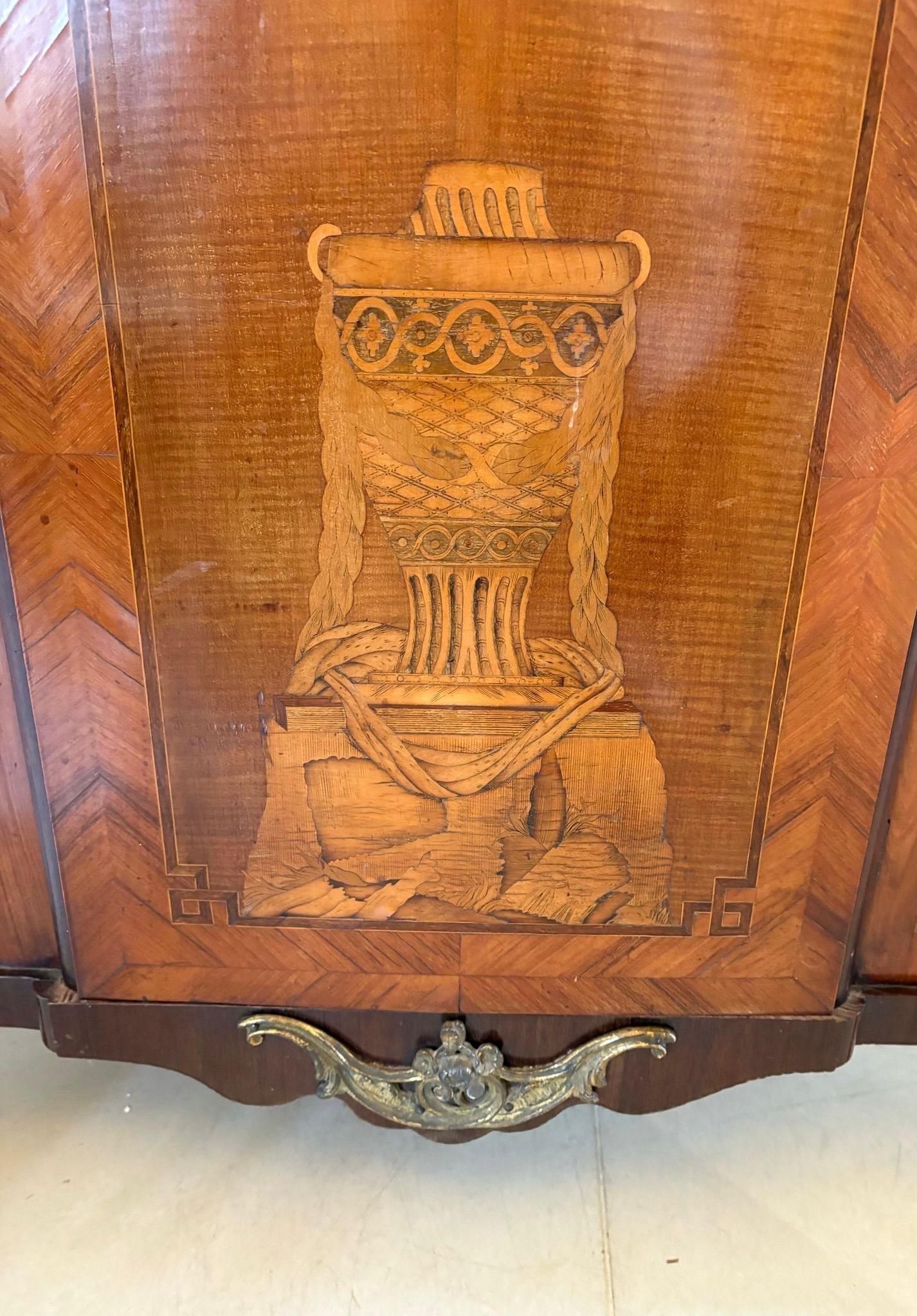 Pareja de armarios esquineros antiguos franceses del siglo XVIII con marquetería de madera de rey Francés en venta