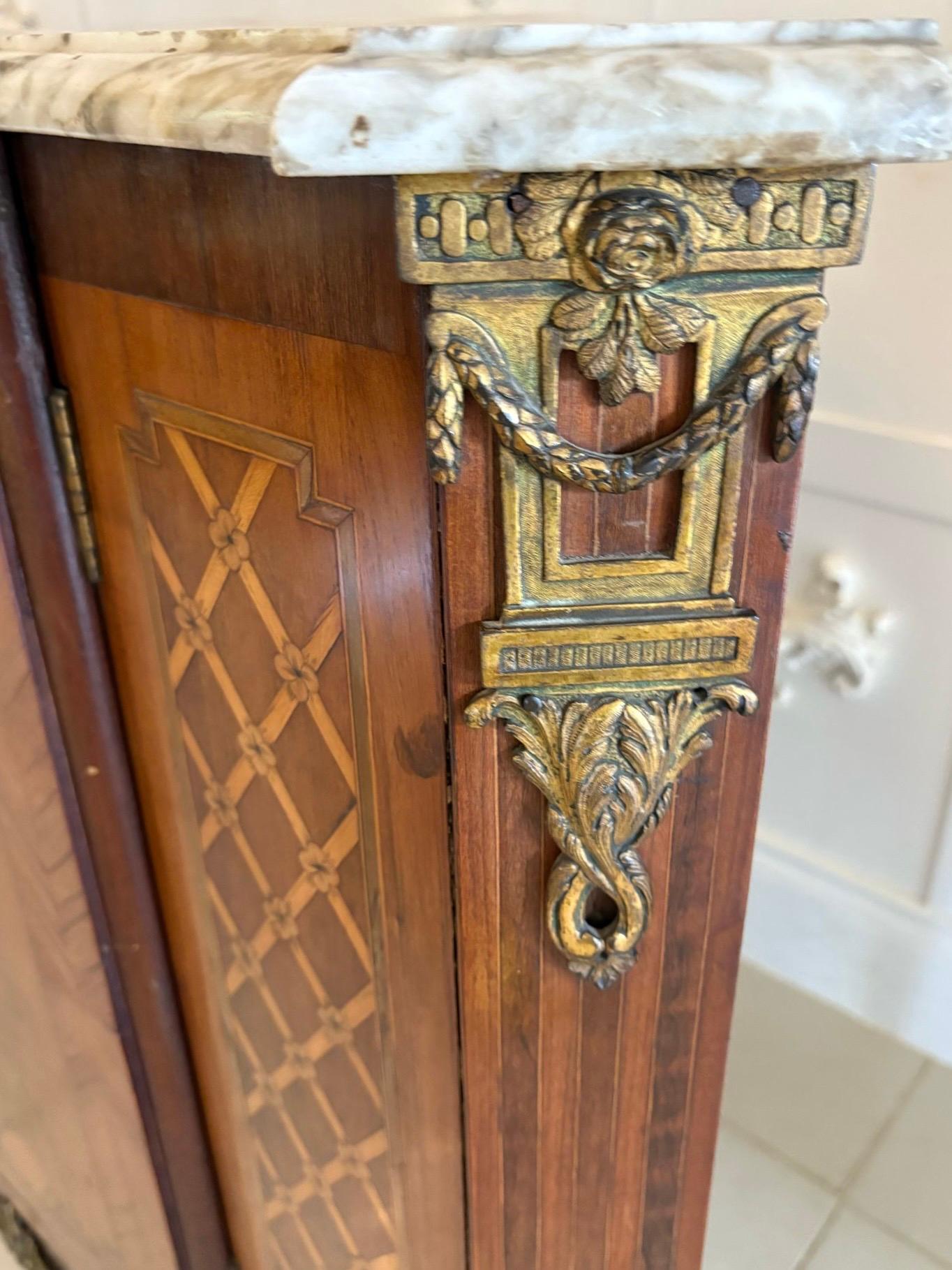 Pareja de armarios esquineros antiguos franceses del siglo XVIII con marquetería de madera de rey siglo XVIII y antes en venta