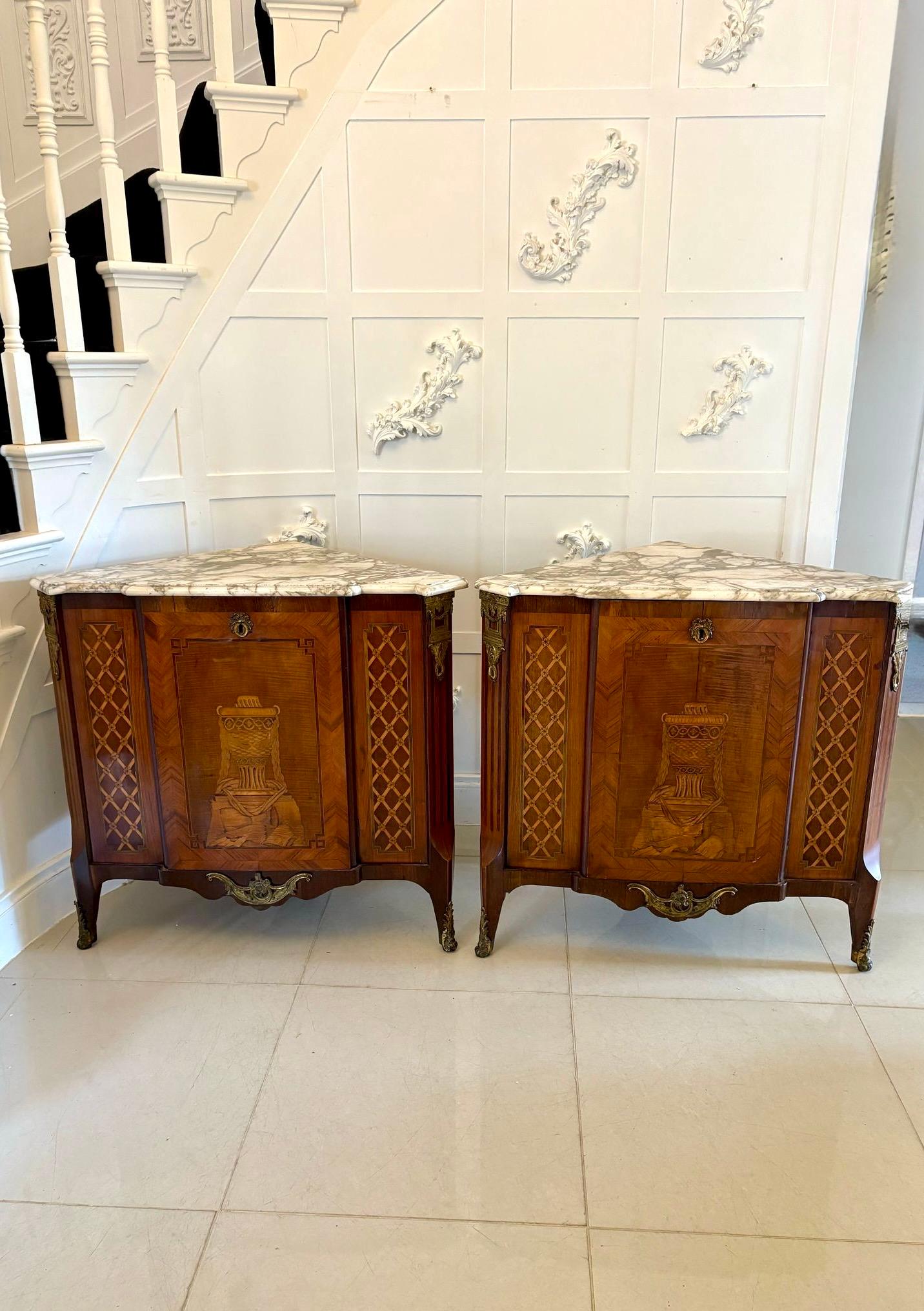 Pareja de armarios esquineros antiguos franceses del siglo XVIII con marquetería de madera de rey Otro en venta