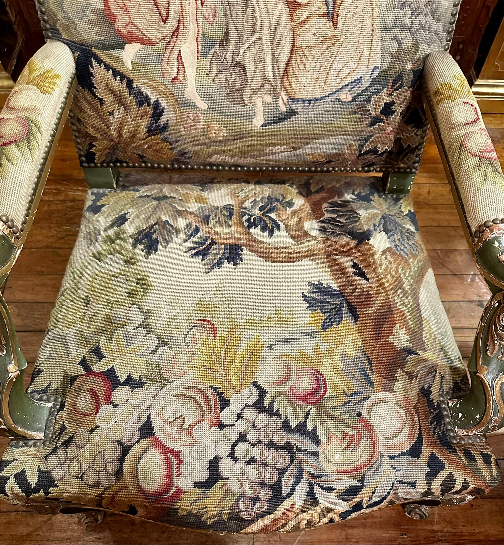 Paire de fauteuils anciens en bois peint et tapisserie du XVIIIe siècle français. en vente 7