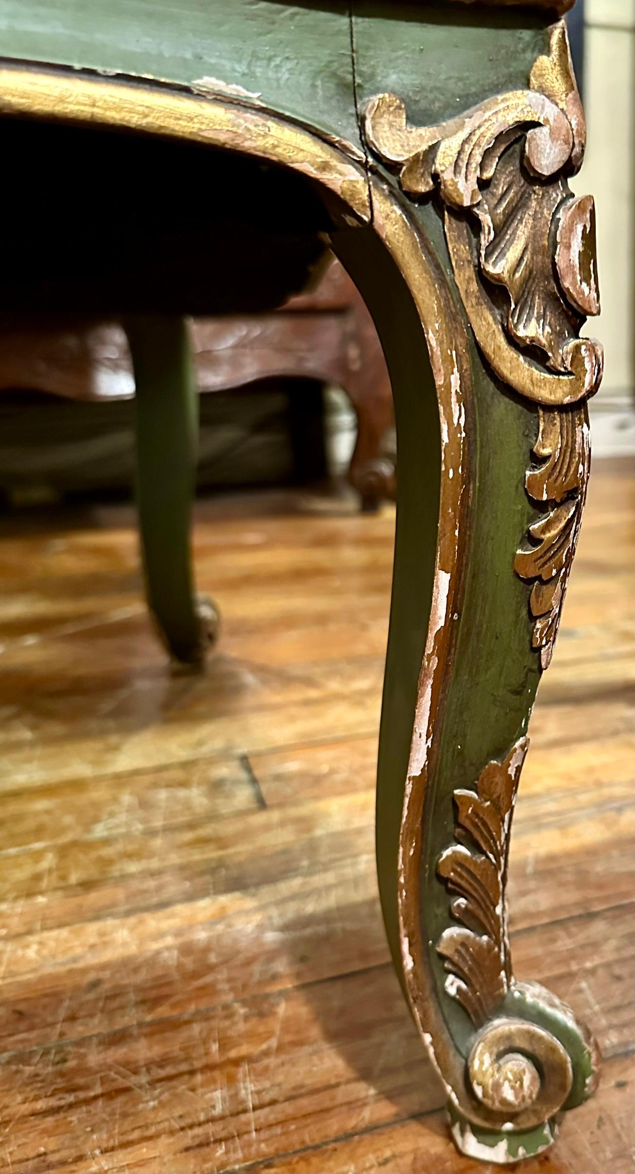 Paire de fauteuils anciens en bois peint et tapisserie du XVIIIe siècle français. en vente 9