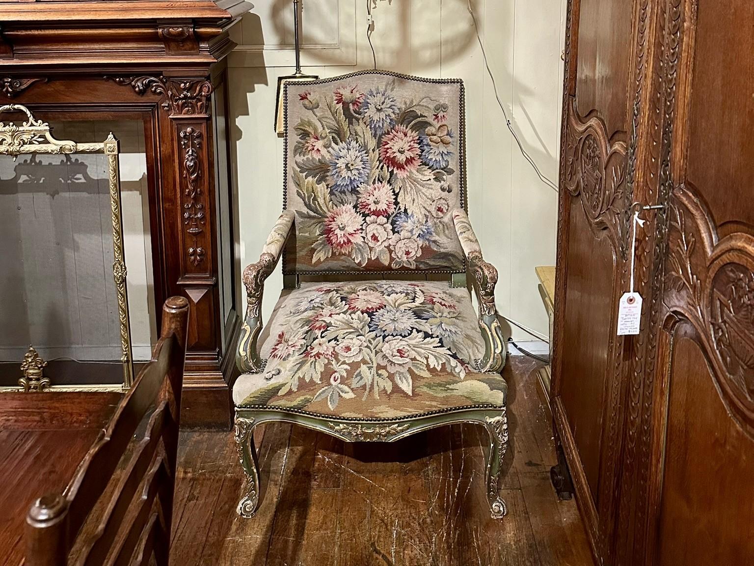 Paire de fauteuils anciens en bois peint et tapisserie du XVIIIe siècle français. en vente 10