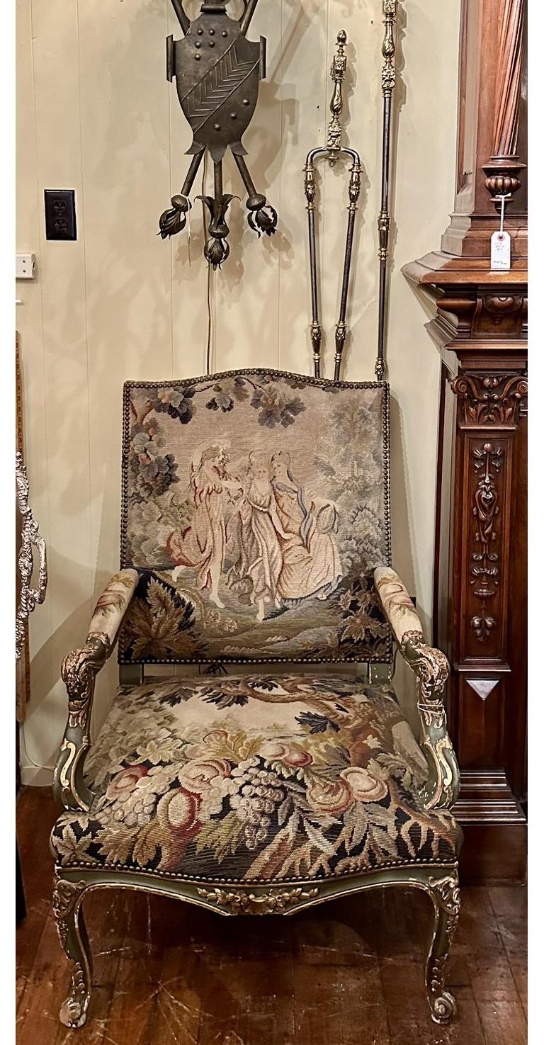 Paire de fauteuils anciens en bois peint et tapisserie du XVIIIe siècle français. en vente 11