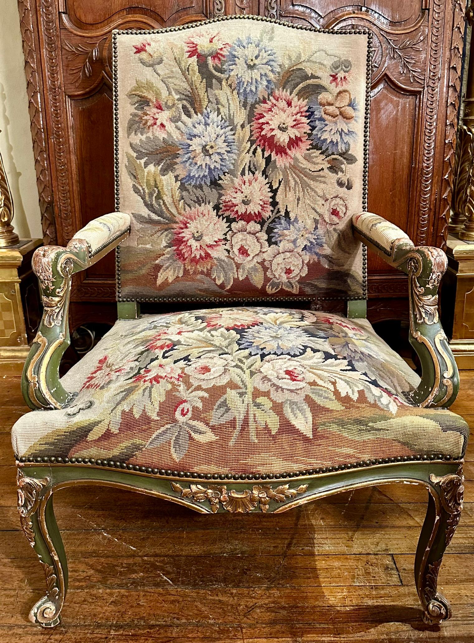 Français Paire de fauteuils anciens en bois peint et tapisserie du XVIIIe siècle français. en vente