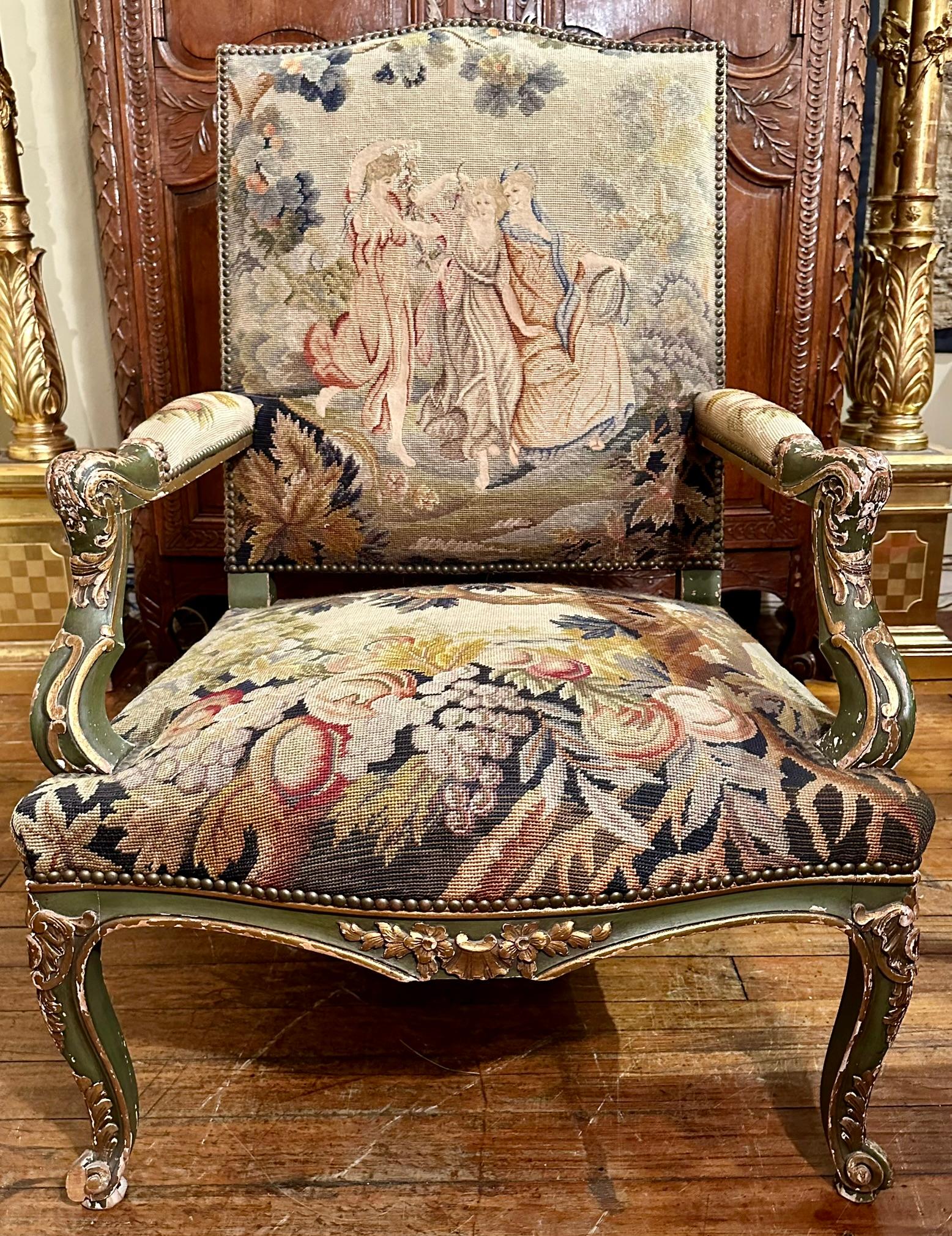 Paire de fauteuils anciens en bois peint et tapisserie du XVIIIe siècle français. Bon état - En vente à New Orleans, LA