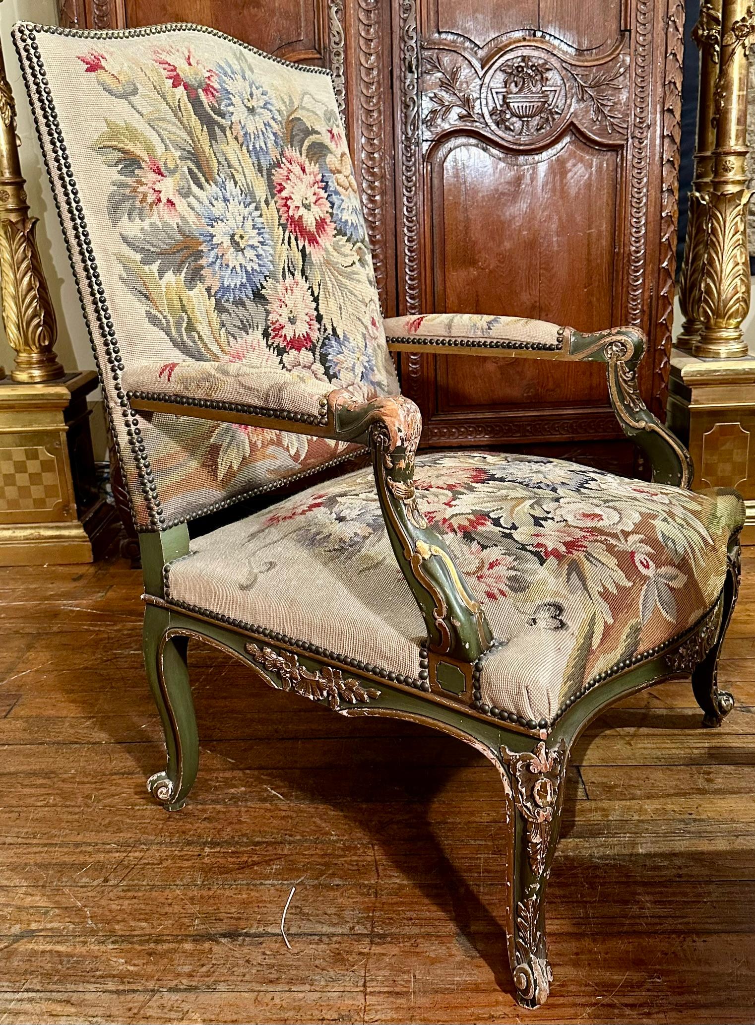 Tapisserie Paire de fauteuils anciens en bois peint et tapisserie du XVIIIe siècle français. en vente