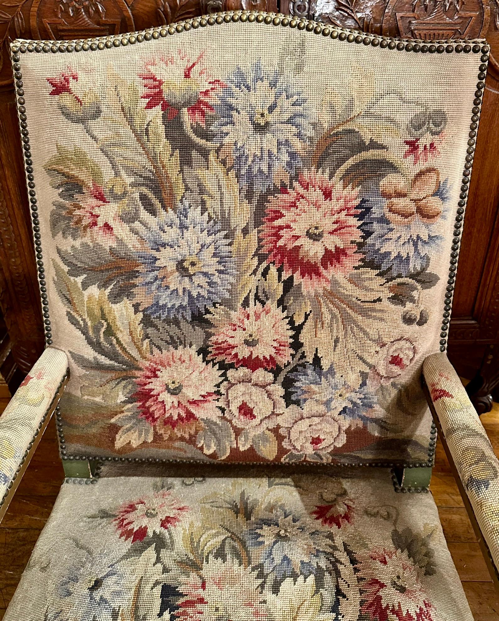 Paire de fauteuils anciens en bois peint et tapisserie du XVIIIe siècle français. en vente 1