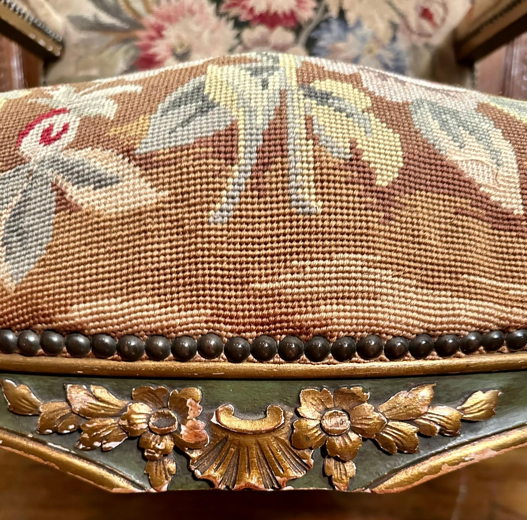 Paire de fauteuils anciens en bois peint et tapisserie du XVIIIe siècle français. en vente 2