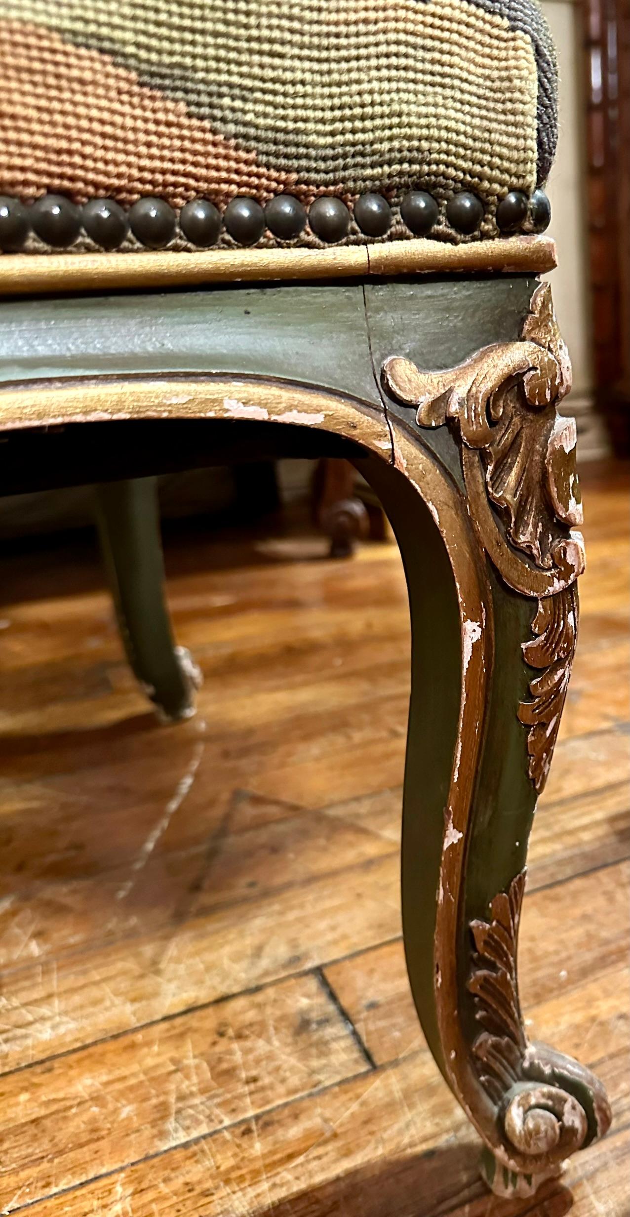 Paire de fauteuils anciens en bois peint et tapisserie du XVIIIe siècle français. en vente 4