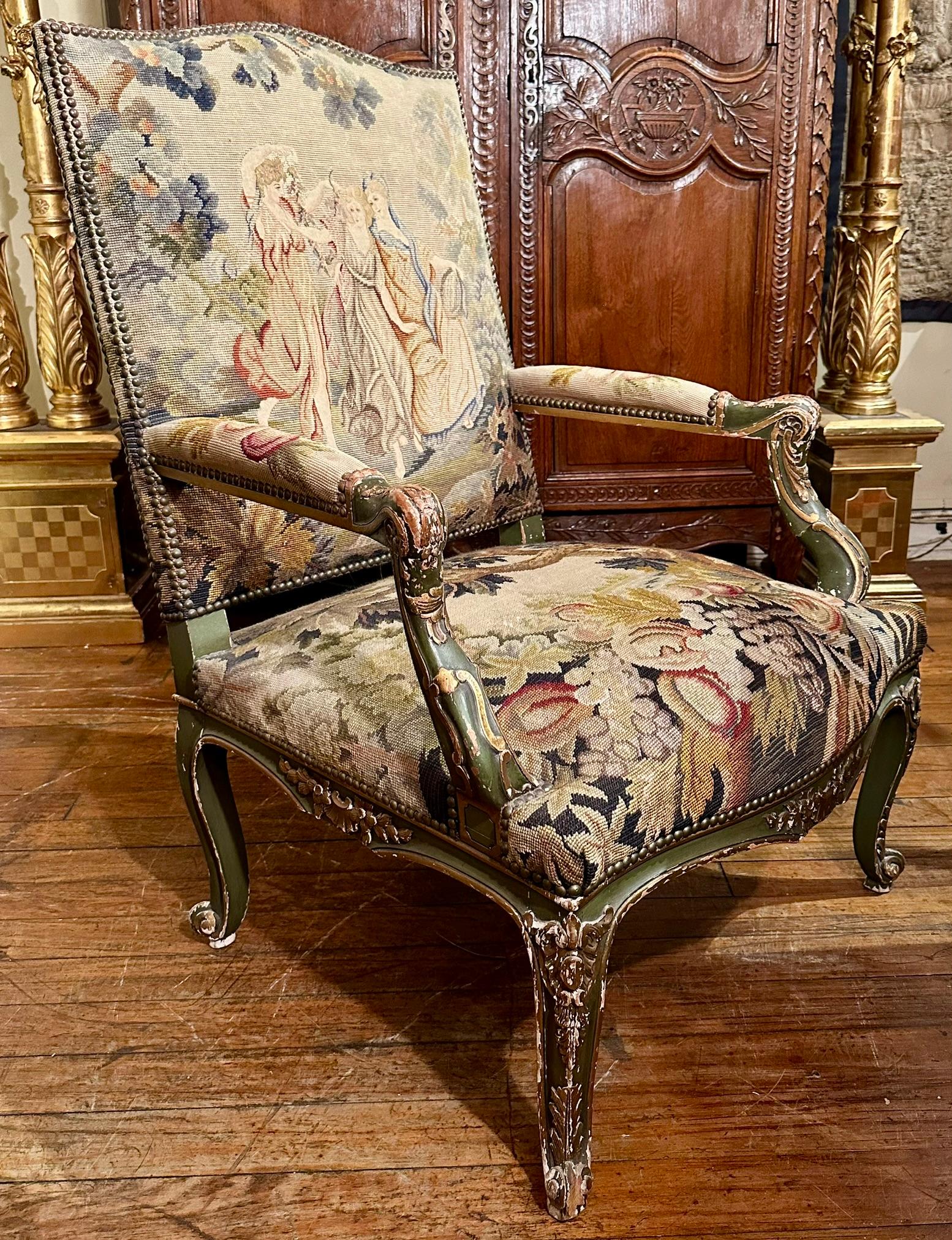 Paire de fauteuils anciens en bois peint et tapisserie du XVIIIe siècle français. en vente 5