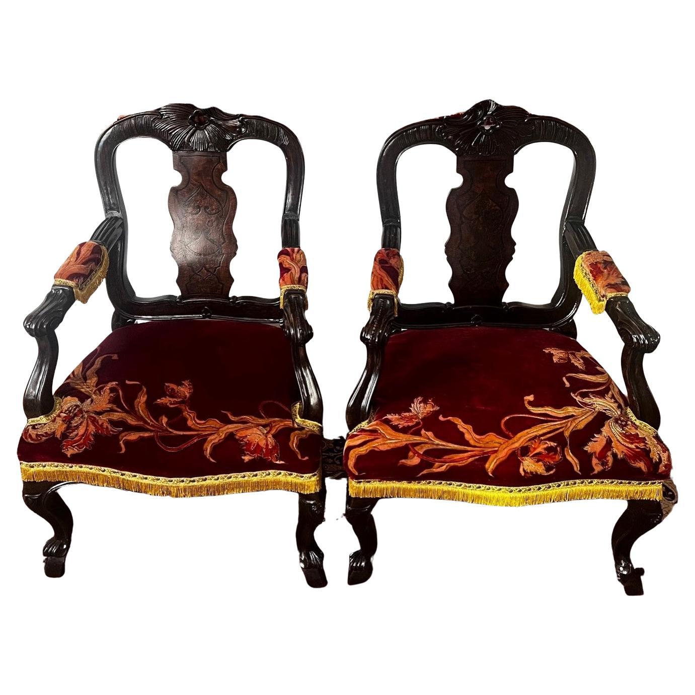 Paire de fauteuils cardinaux anciens en noyer français du 18ème siècle