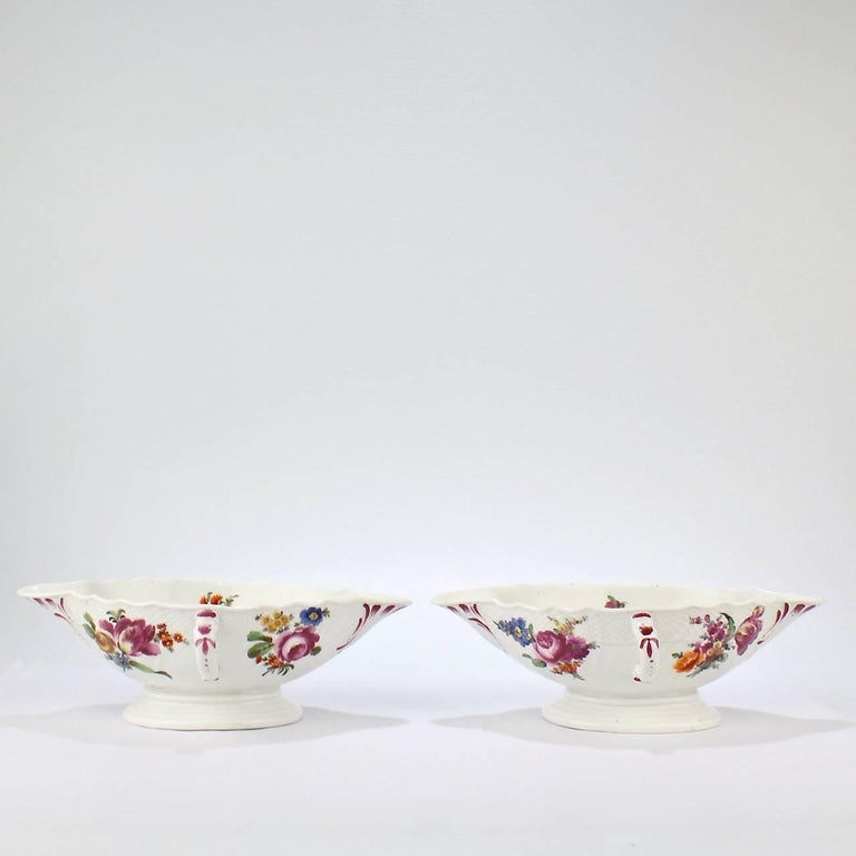 Pair of Antique 18th Century Imperial Vienna Porcelain Sauce or Gravy Boats In Good Condition For Sale In Philadelphia, PA