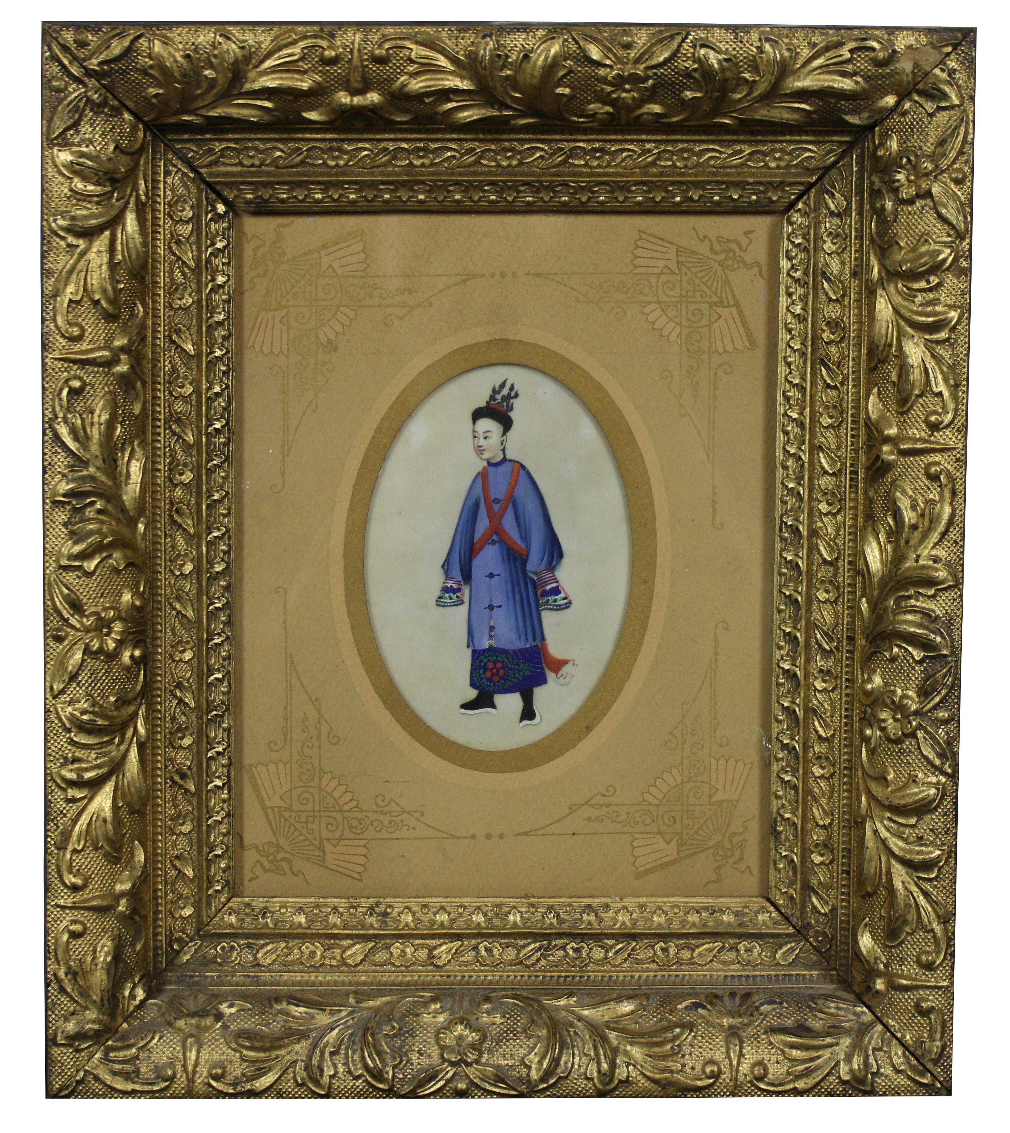 Antike chinesische Export-Reispapier-Pitch-Aquarellgemälde. Mit einem Mann und einer Frau in blauen Gewändern; gerahmt in tief abgeschrägten floralen Rahmen aus vergoldetem Holz, Ästhetizismus.

Maße: 12,5 x 2,25 x 14,5 / Sans Rahmen - 3,5 x 5,5