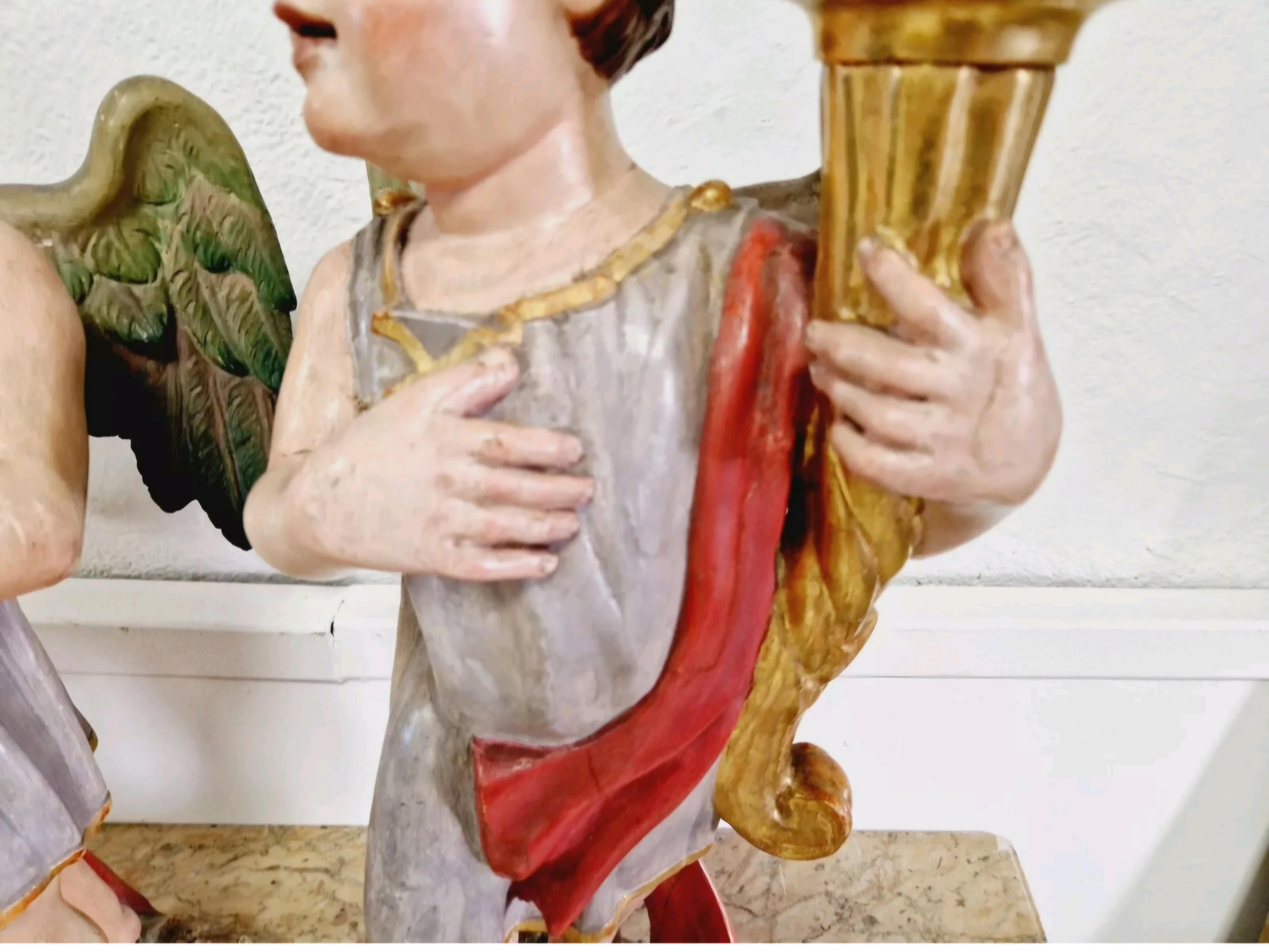 Italiano Coppia di antichi portacandele ad angelo del XIX secolo in vendita