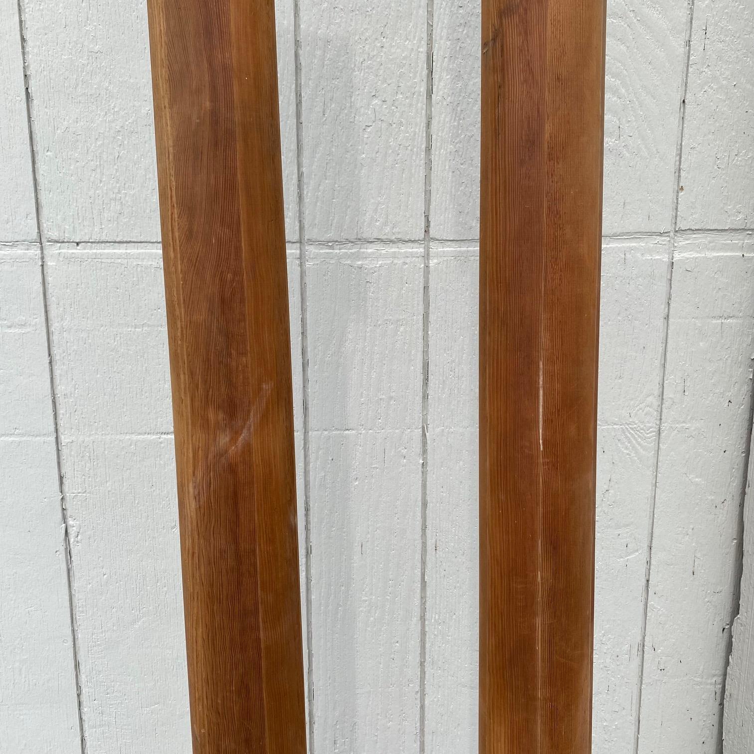 Pareja de antiguas columnas dóricas de madera torneada arquitectónicas del siglo XIX Renacimiento neoclásico en venta
