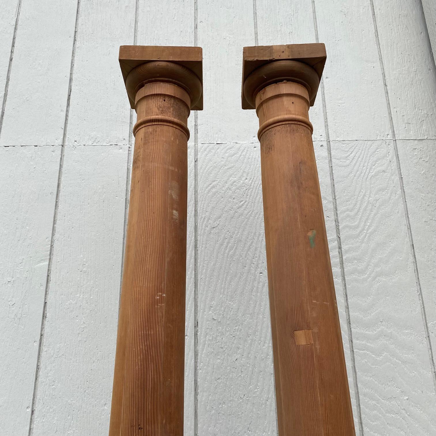 Pareja de antiguas columnas dóricas de madera torneada arquitectónicas del siglo XIX en venta 2