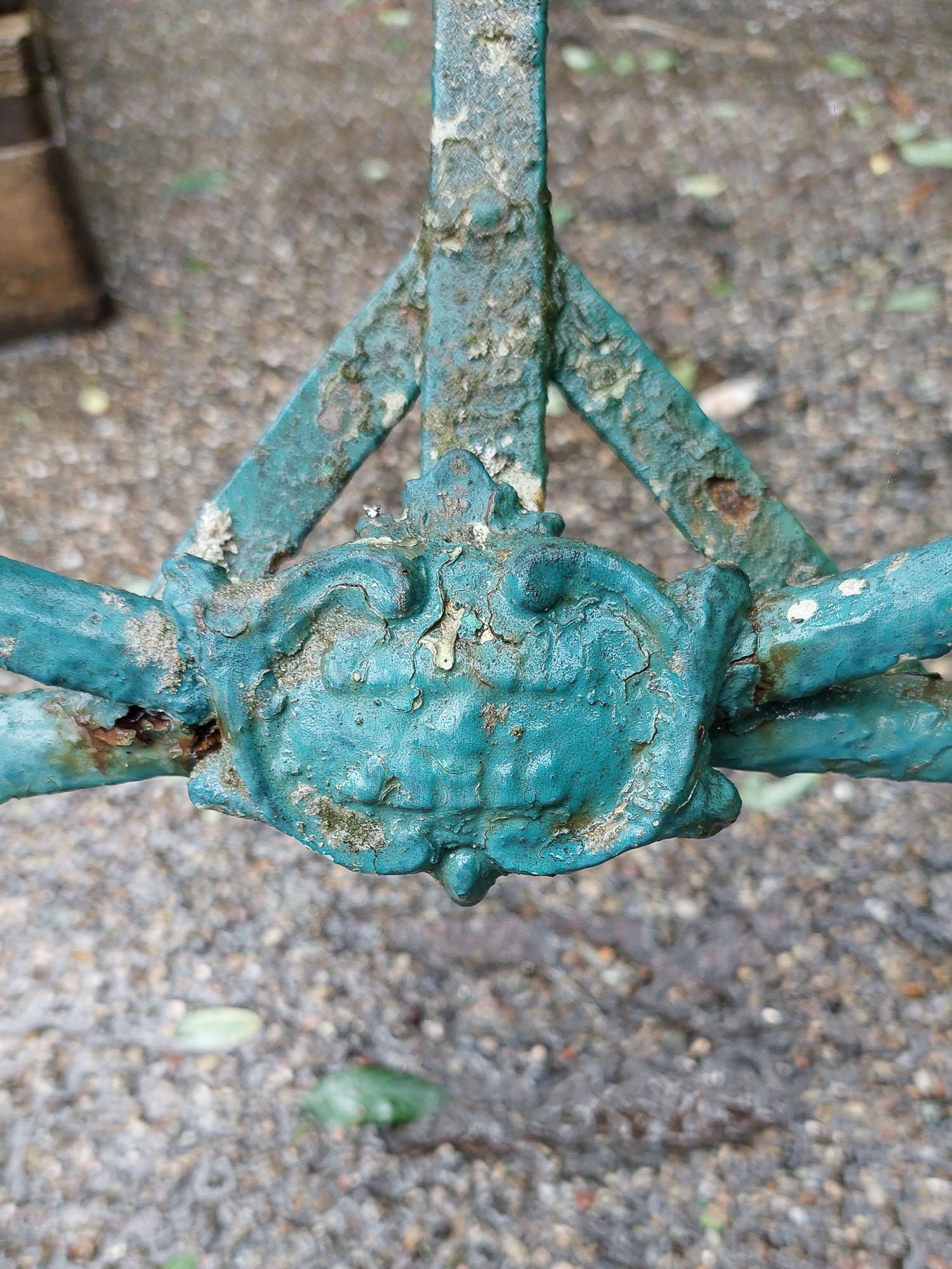 Ein Paar antike Arras-Eisen-Gartenbänke aus dem 19. Jahrhundert  im Angebot 9