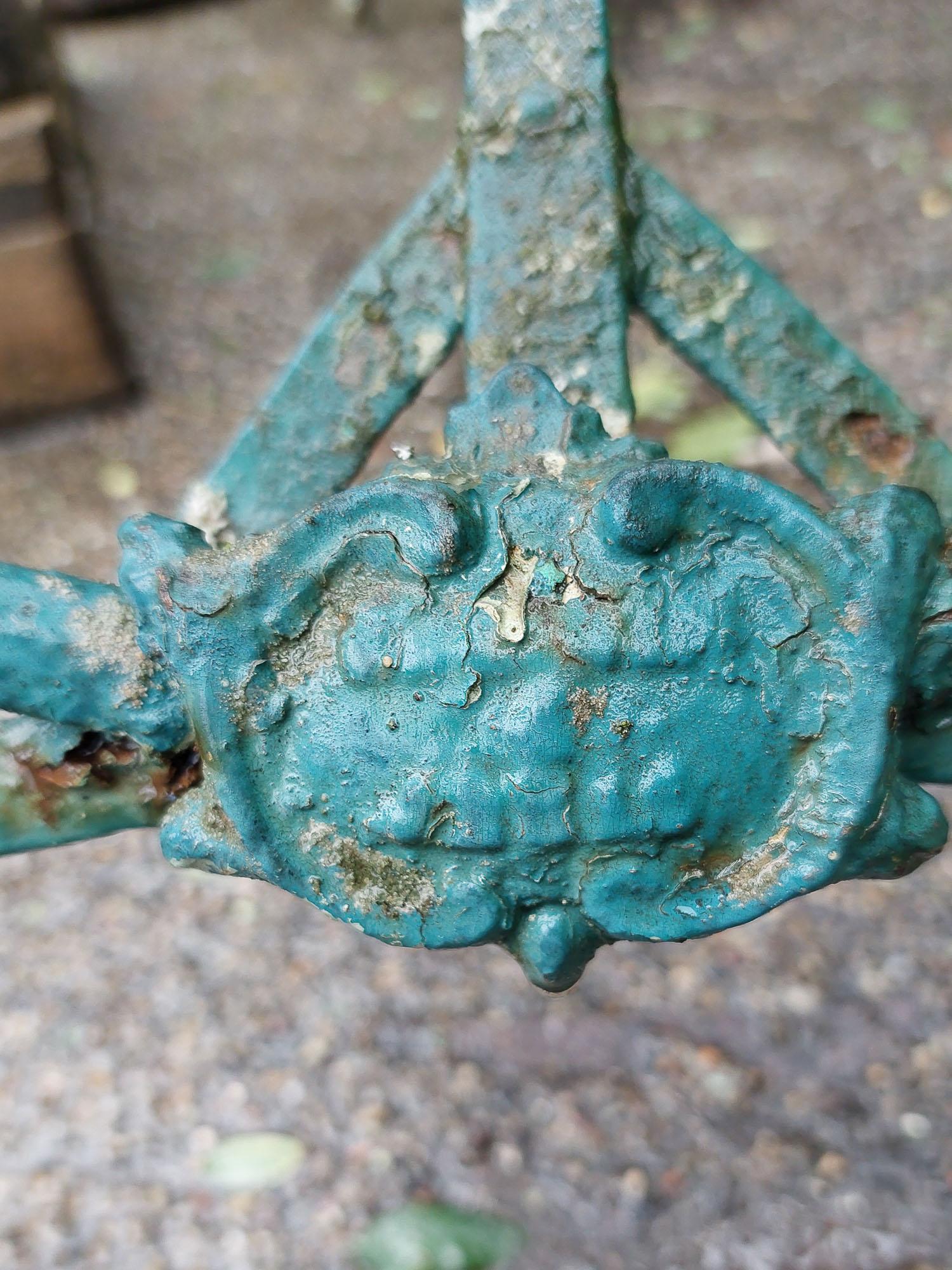 Ein Paar antike Arras-Eisen-Gartenbänke aus dem 19. Jahrhundert  im Angebot 10