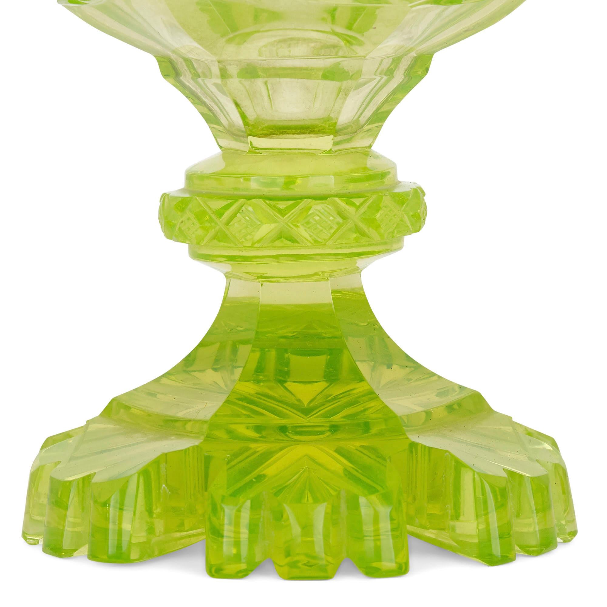 Paar antike böhmische Vasen aus grünem geschliffenem Glas des 19. Jahrhunderts (Böhmisch) im Angebot