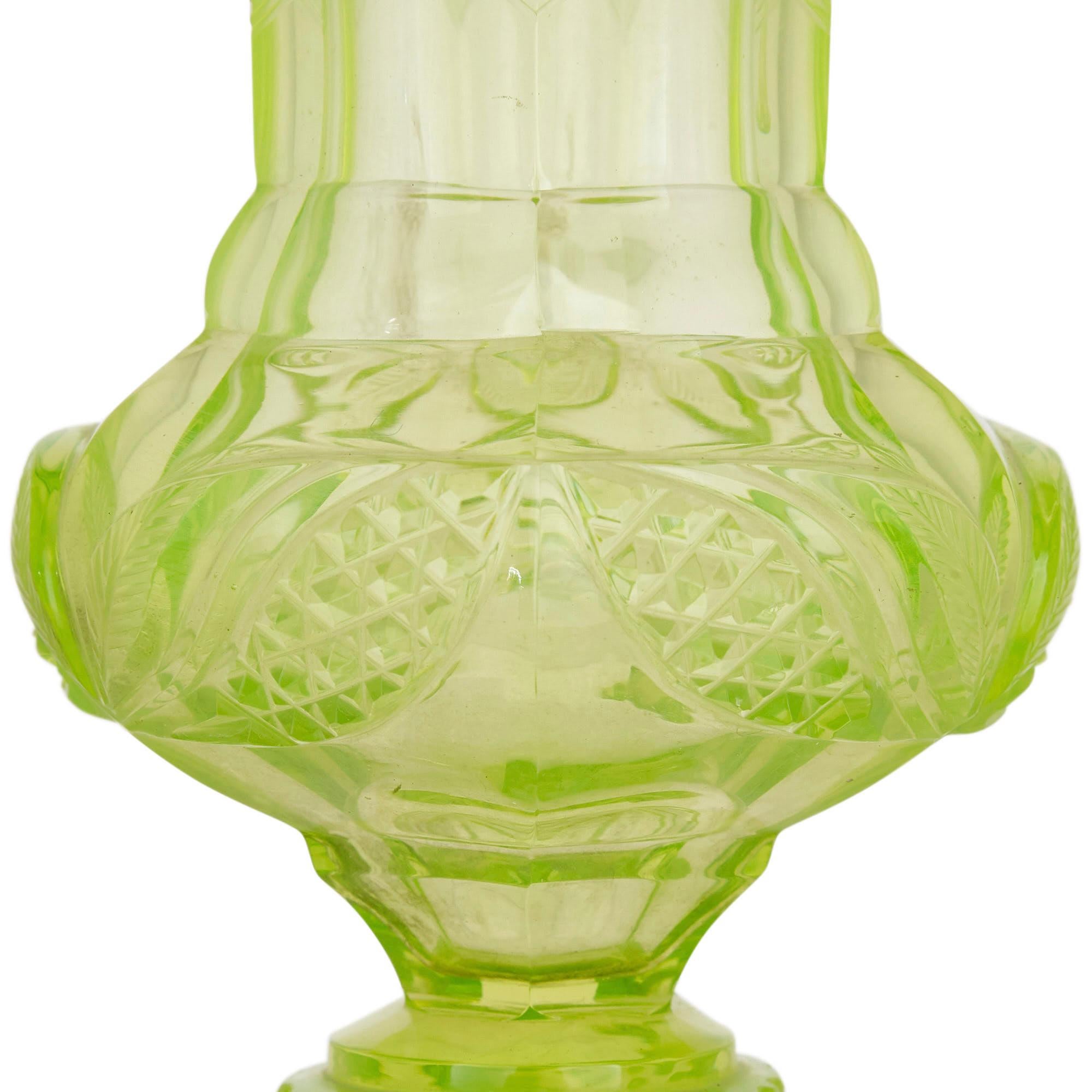 Paar antike böhmische Vasen aus grünem geschliffenem Glas des 19. Jahrhunderts (Tschechisch) im Angebot
