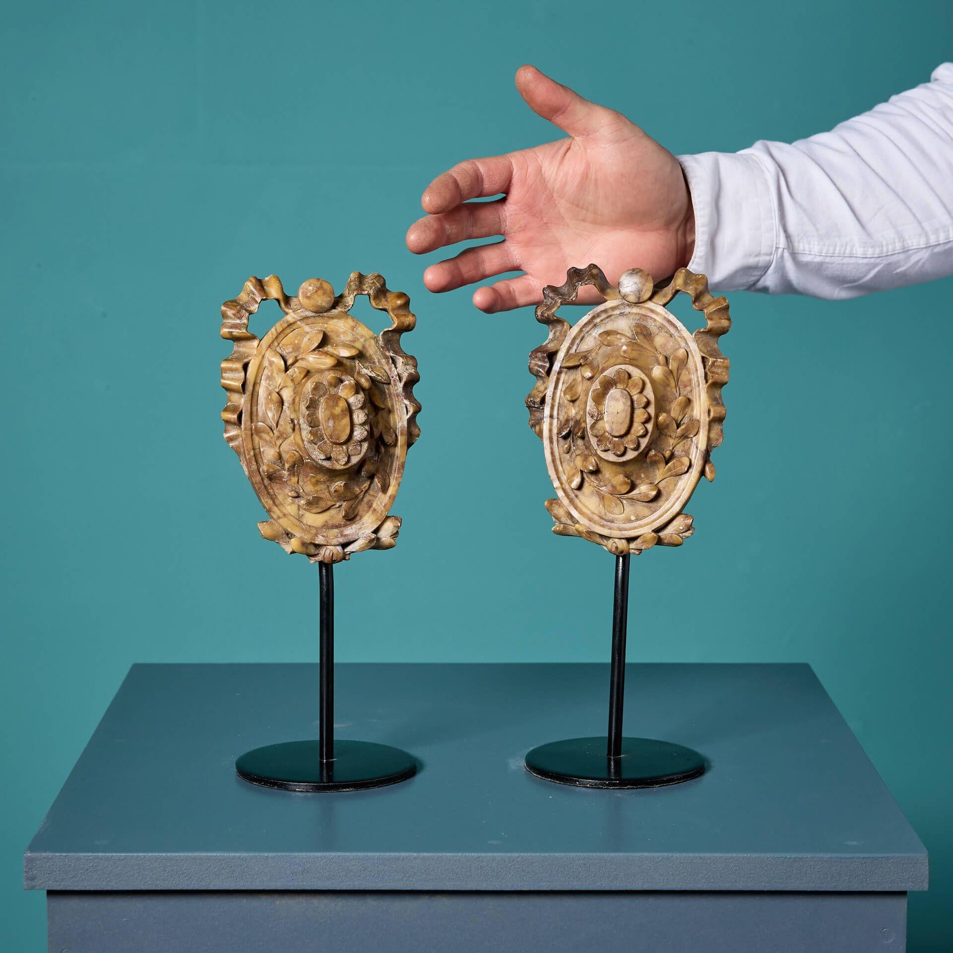 Una coppia di antiche applicazioni in marmo di breccia intagliato risalenti al 1830 circa.

Questa coppia di oggetti è stata realizzata su supporti in acciaio su misura per consentire di apprezzare e osservare da vicino l'intricatezza del loro