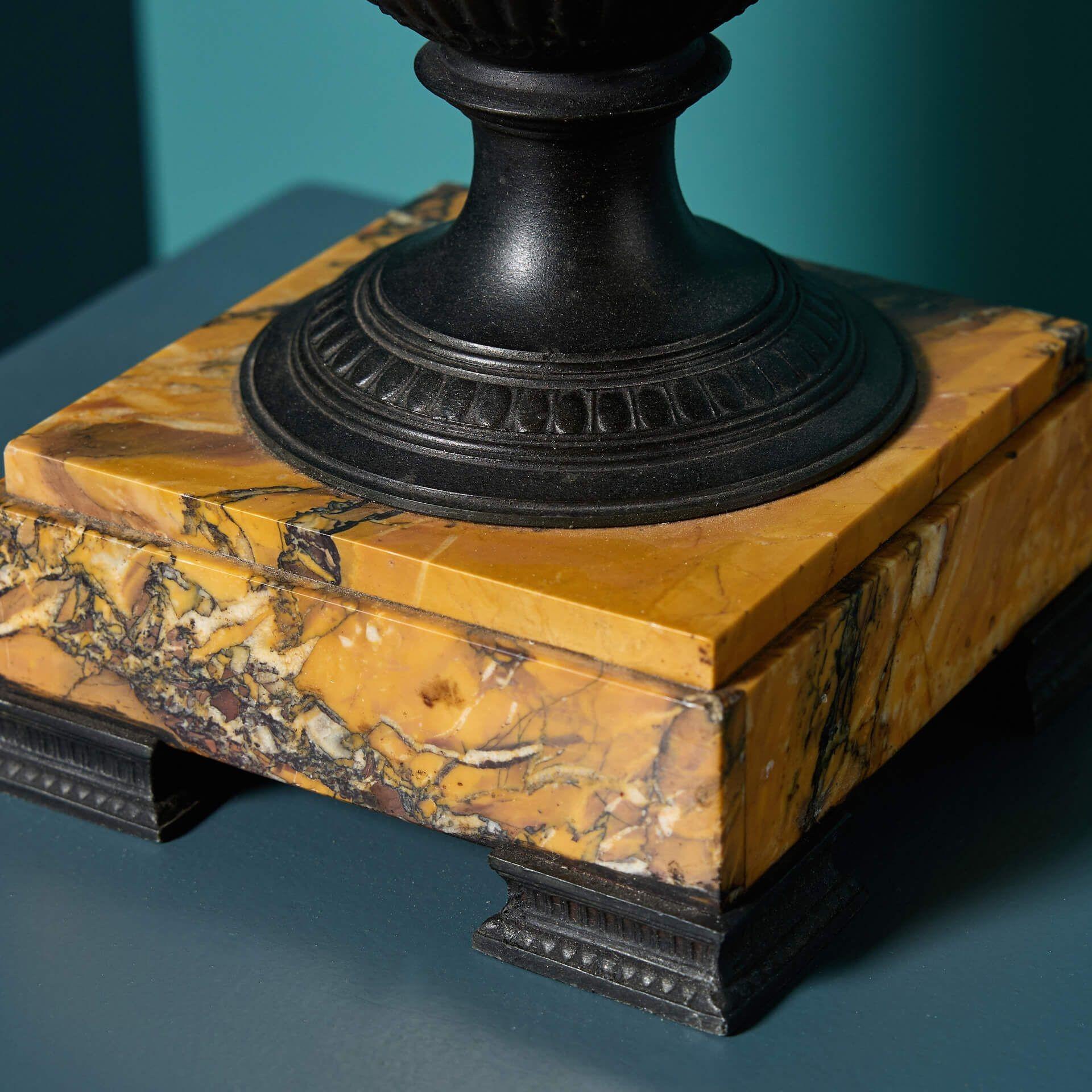 Coppia di antiche urne in bronzo del XIX secolo in stile pugliese in vendita 4