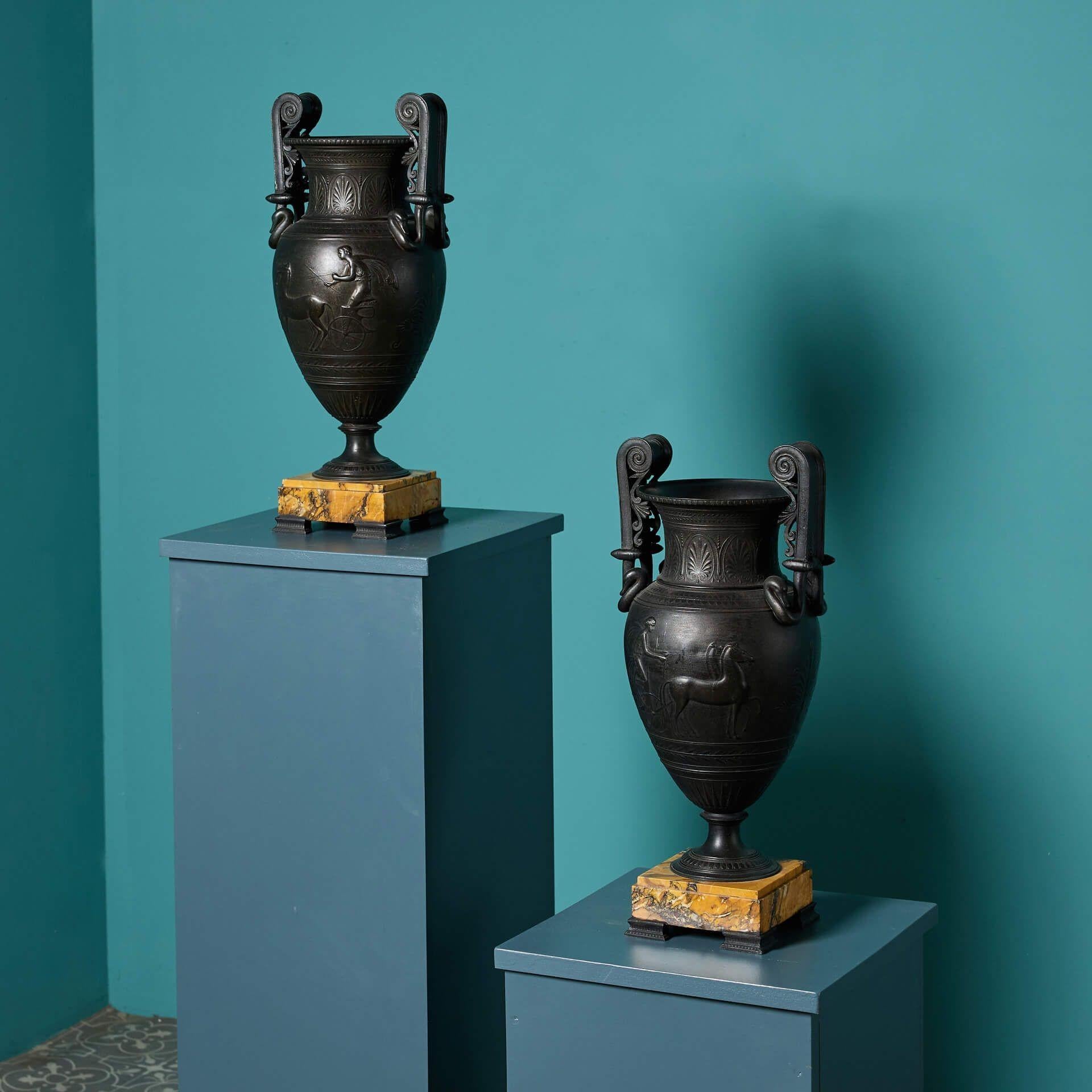 Coppia di antiche urne in bronzo del XIX secolo in stile pugliese in vendita 5