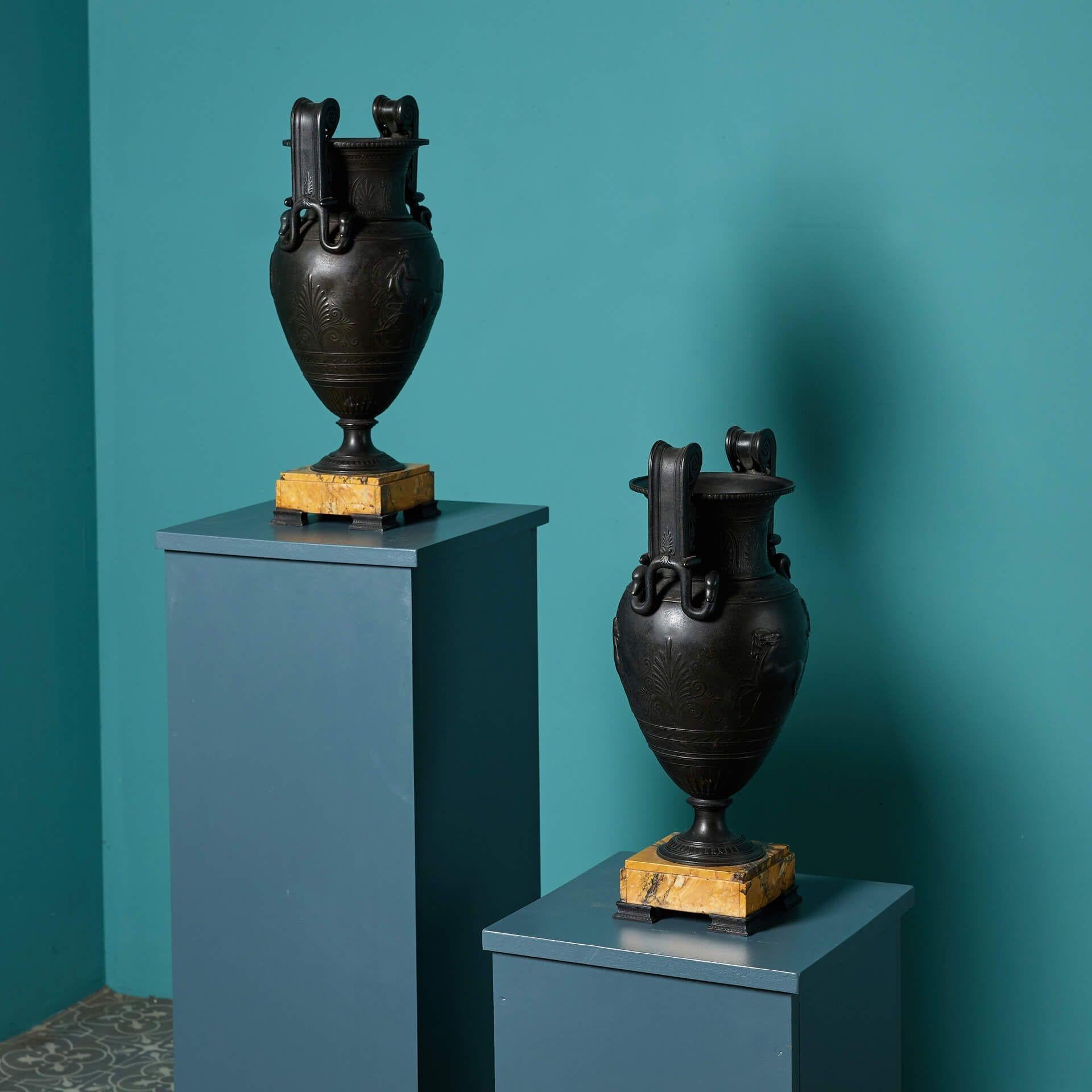Neoclassico Coppia di antiche urne in bronzo del XIX secolo in stile pugliese in vendita