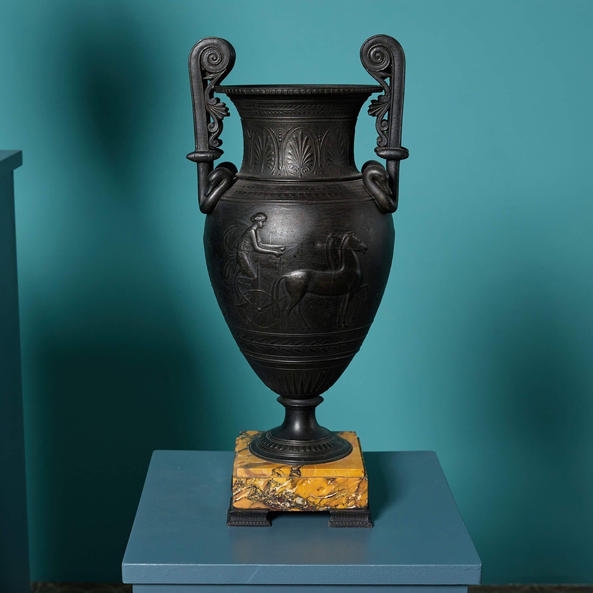 Coppia di antiche urne in bronzo del XIX secolo in stile pugliese In condizioni discrete in vendita a Wormelow, Herefordshire