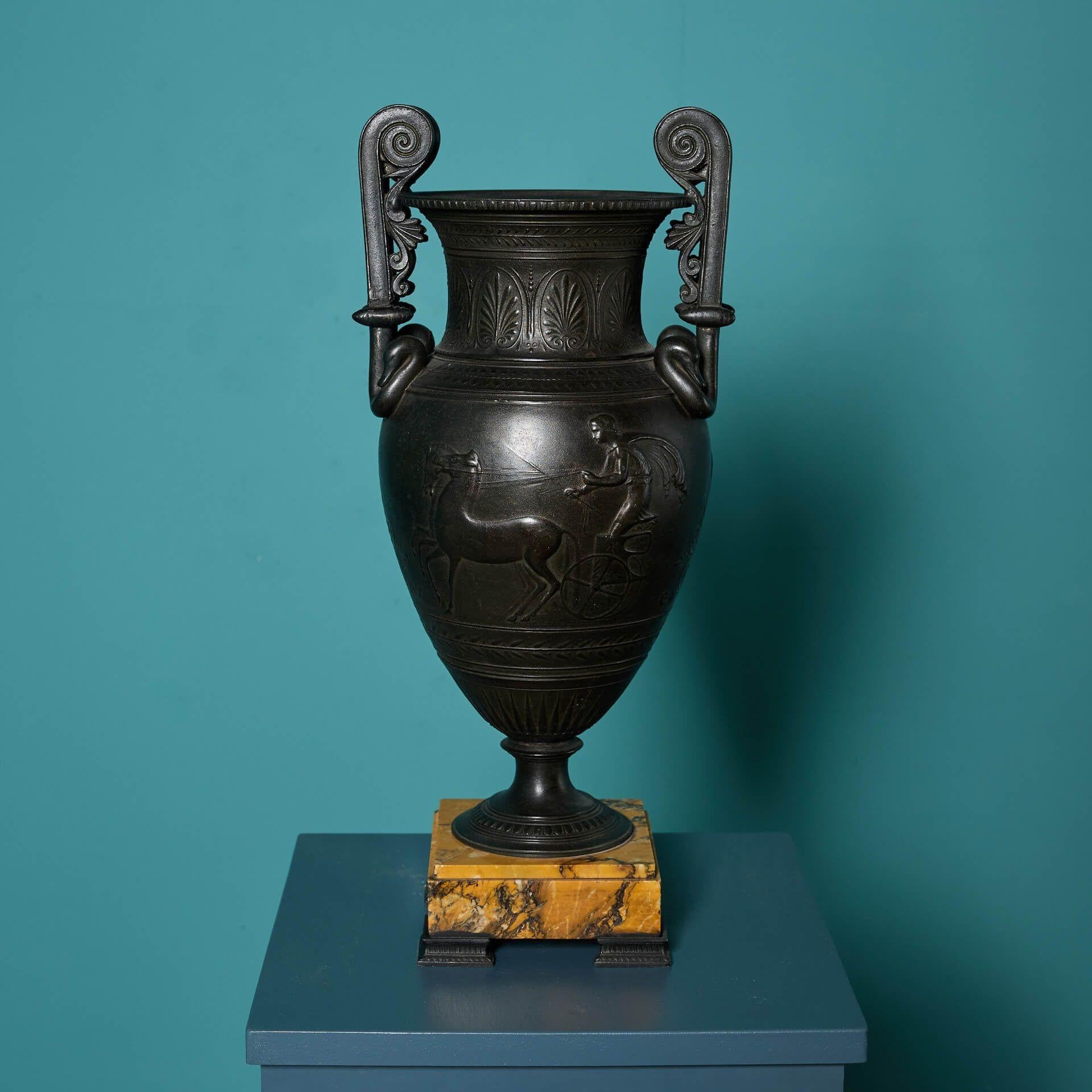 Metallo Coppia di antiche urne in bronzo del XIX secolo in stile pugliese in vendita