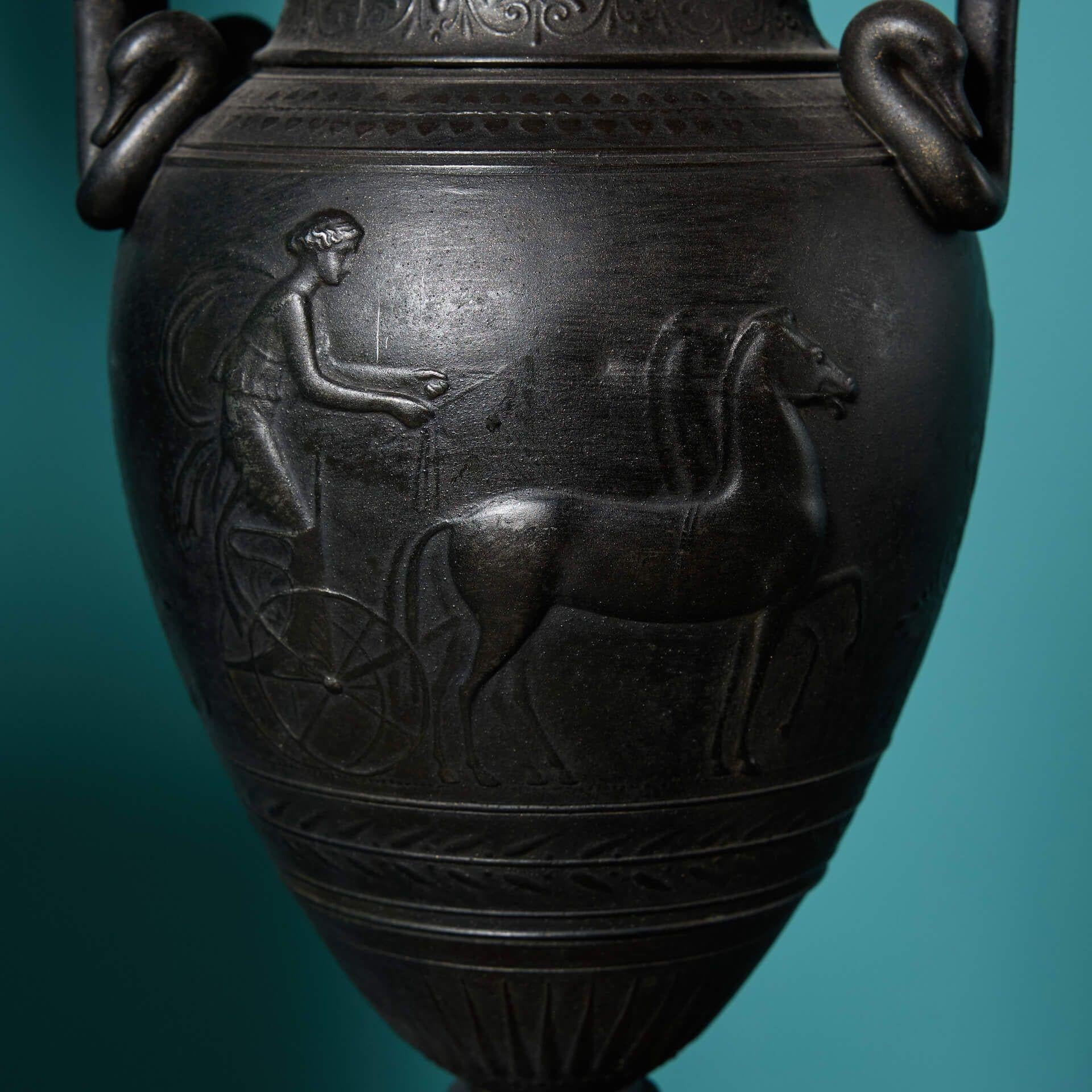 Coppia di antiche urne in bronzo del XIX secolo in stile pugliese in vendita 1