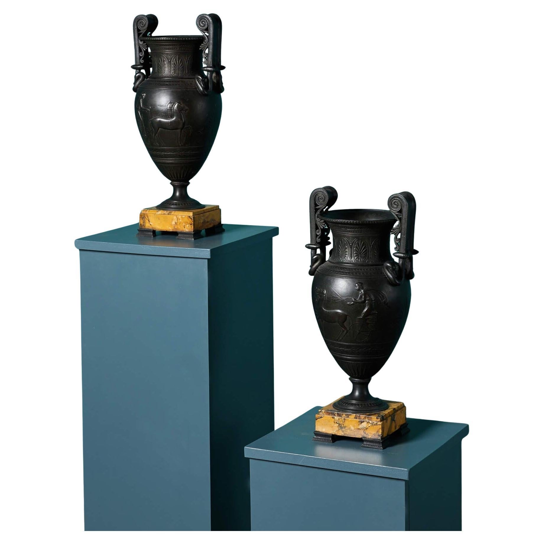 Coppia di antiche urne in bronzo del XIX secolo in stile pugliese