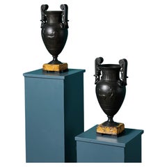 Coppia di antiche urne in bronzo del XIX secolo in stile pugliese
