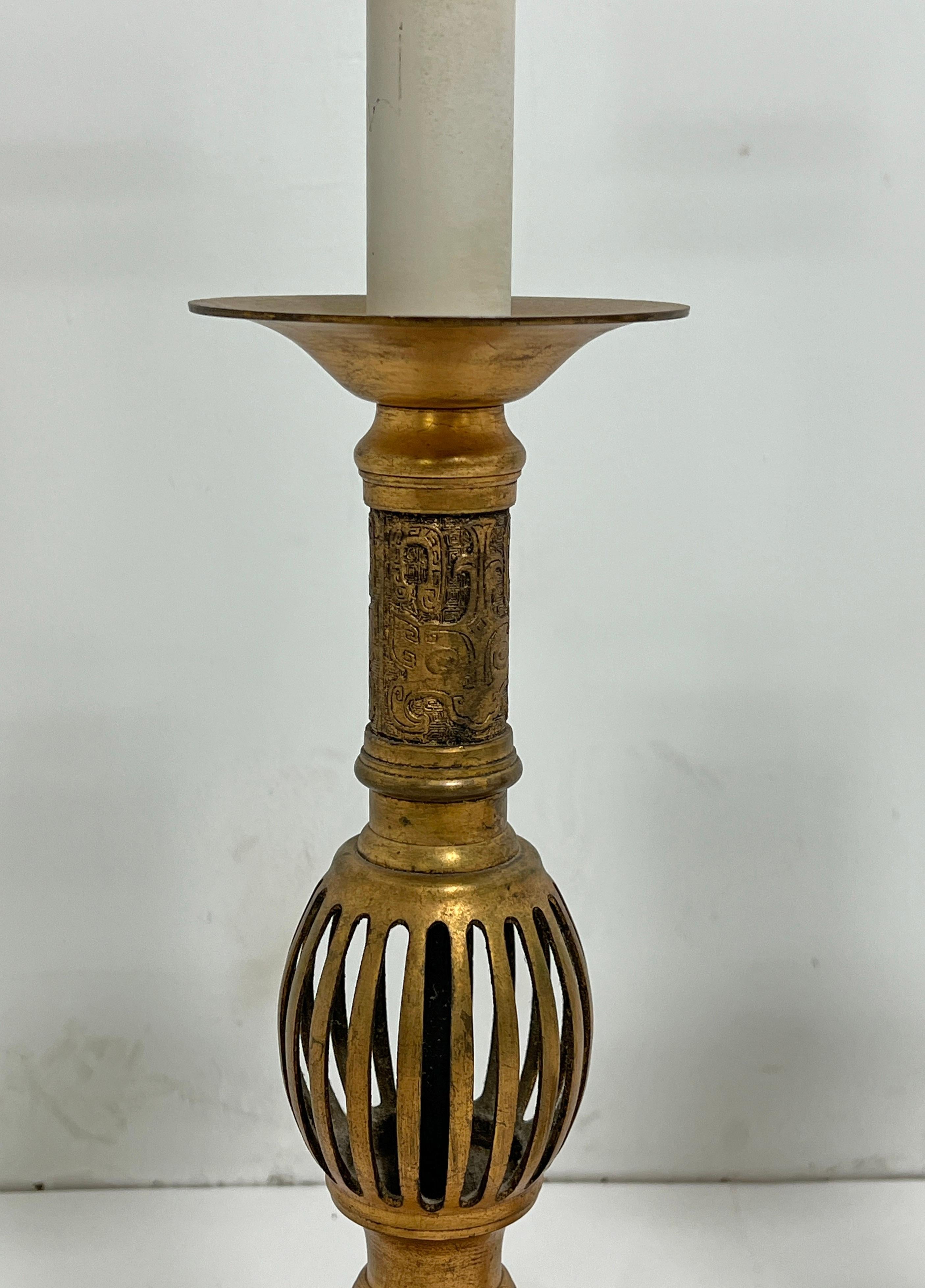 Paire de chandeliers anciens en bronze chinois du 19e siècle en vente 3