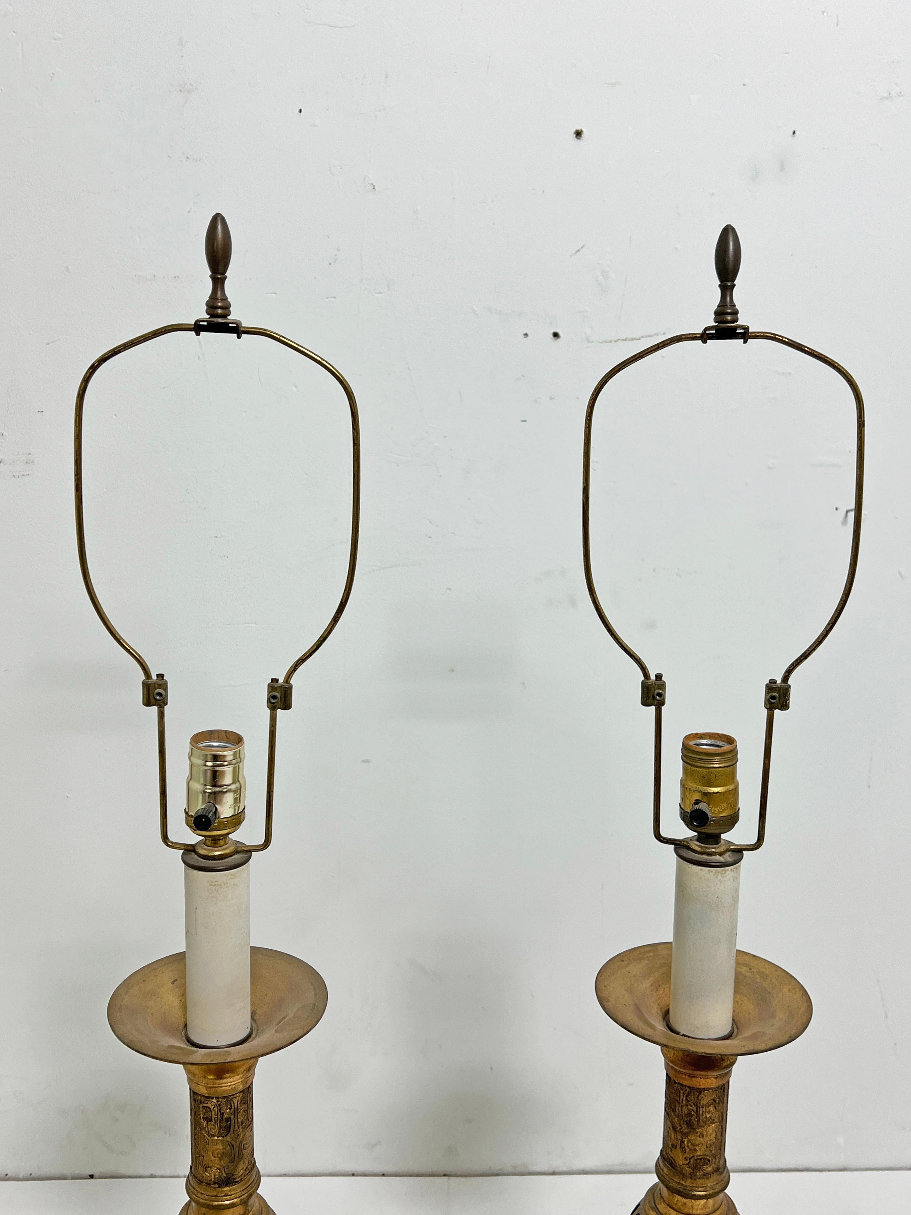 Bronze Paire de chandeliers anciens en bronze chinois du 19e siècle en vente
