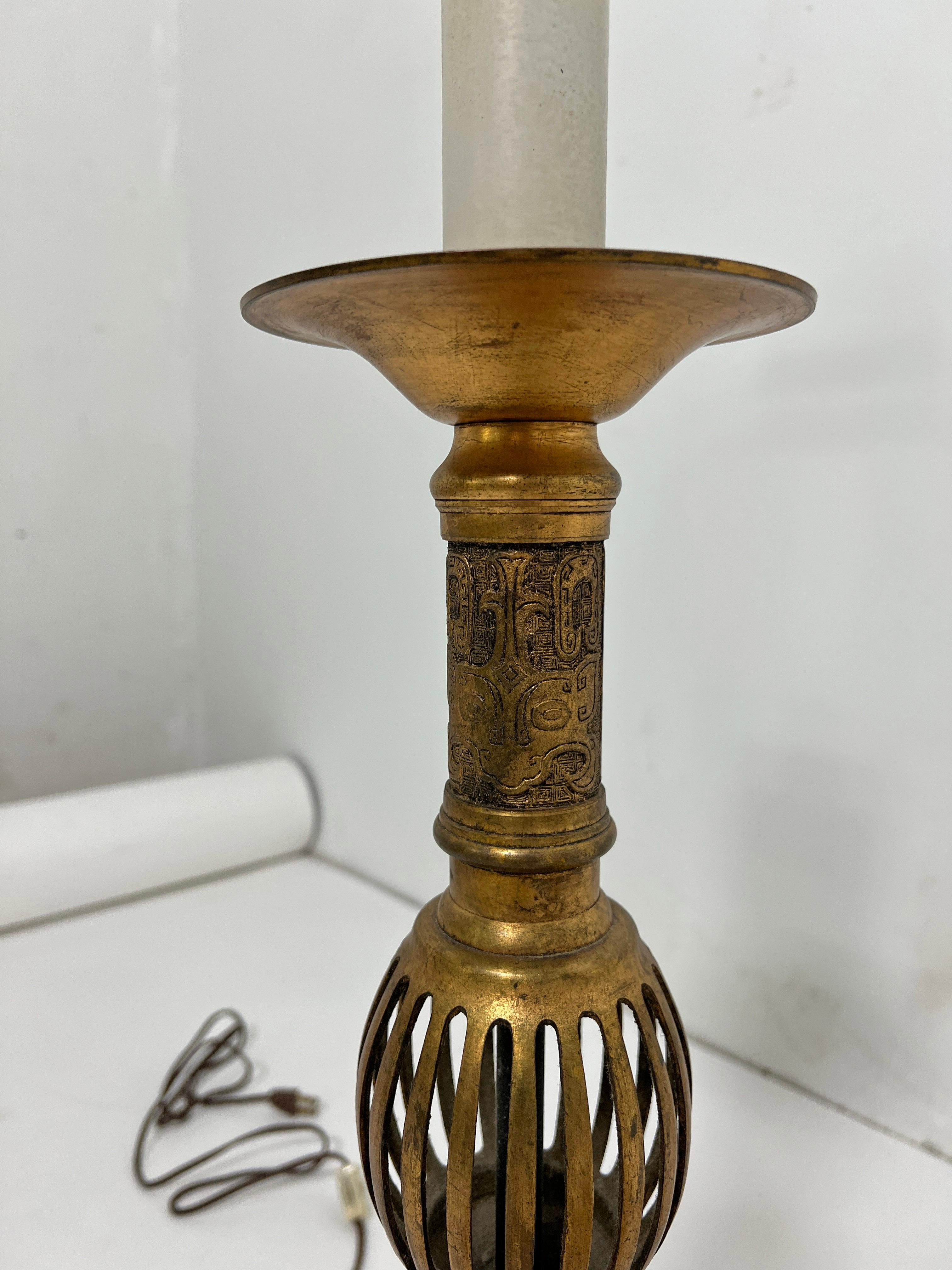 Paire de chandeliers anciens en bronze chinois du 19e siècle en vente 2