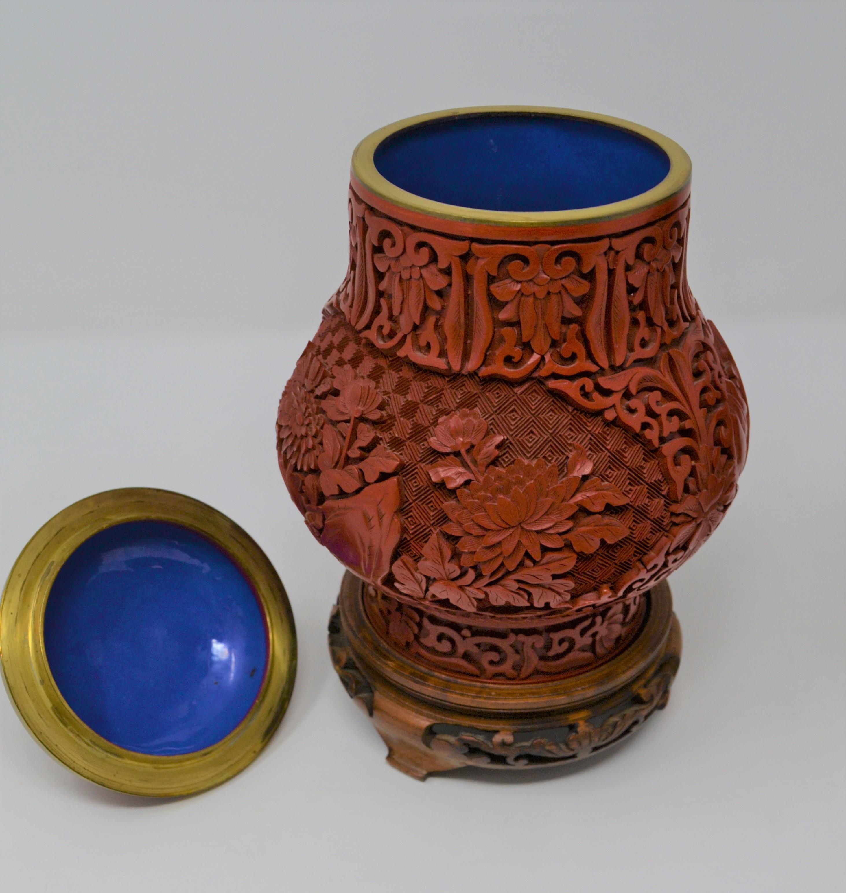 Pair of Antique 19th Century Chinese Cinnabar Urns 4