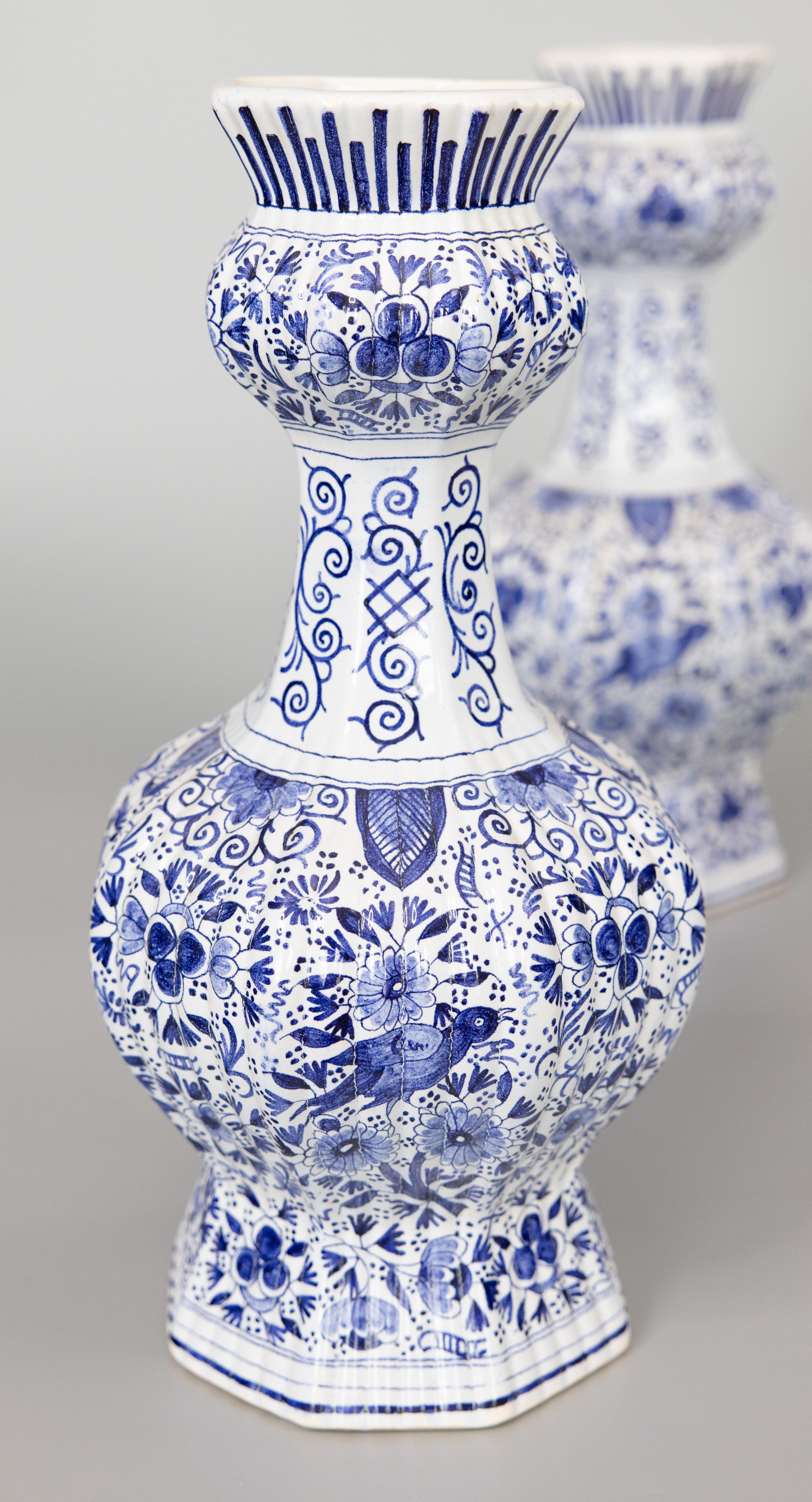 Néerlandais Paire de vases anciens en forme de coquilles d'oiseaux de Delft hollandais du 19ème siècle à fleurs en vente