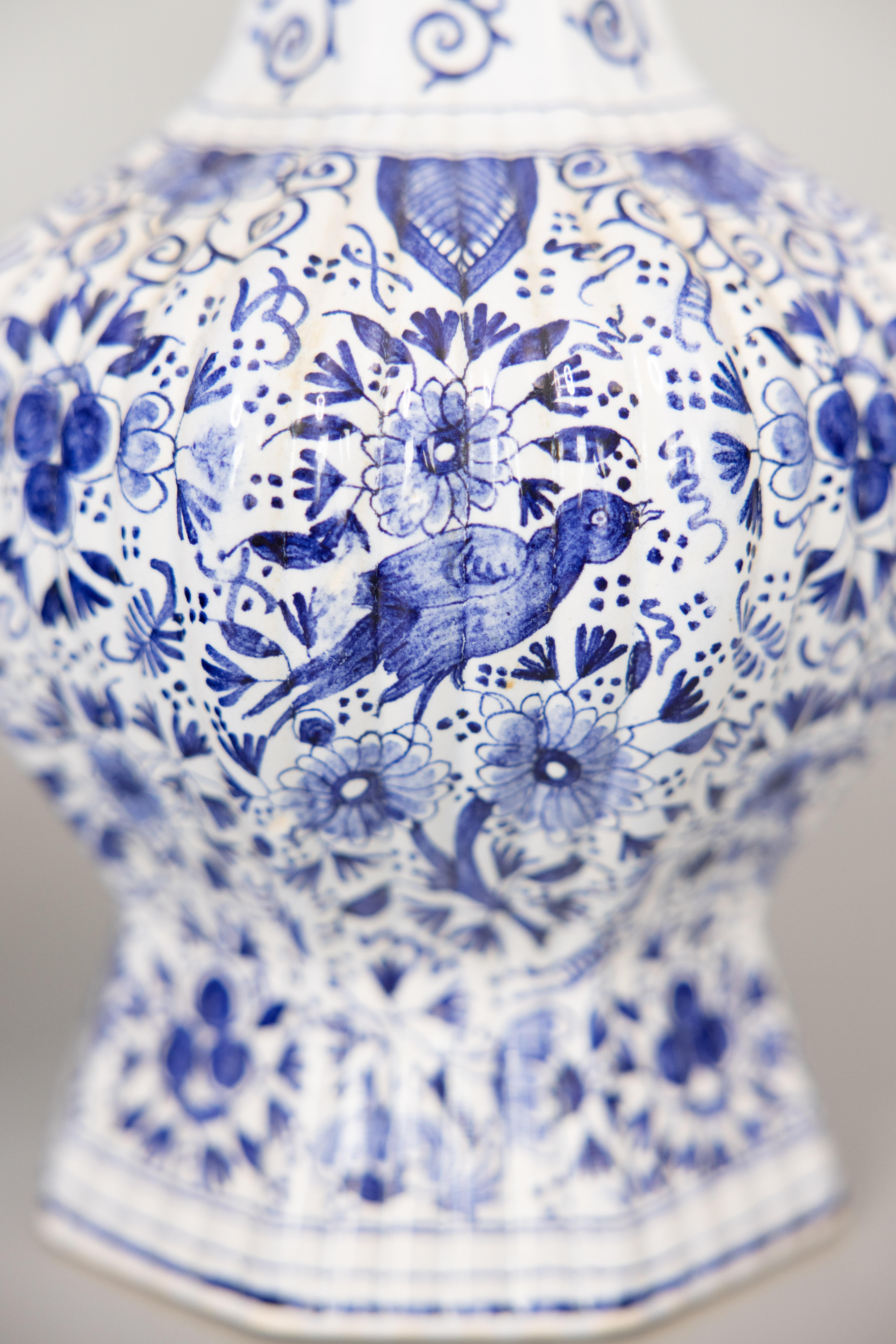 Coppia di vasi a pomello con uccelli floreali Delft olandesi del XIX secolo in vendita 1