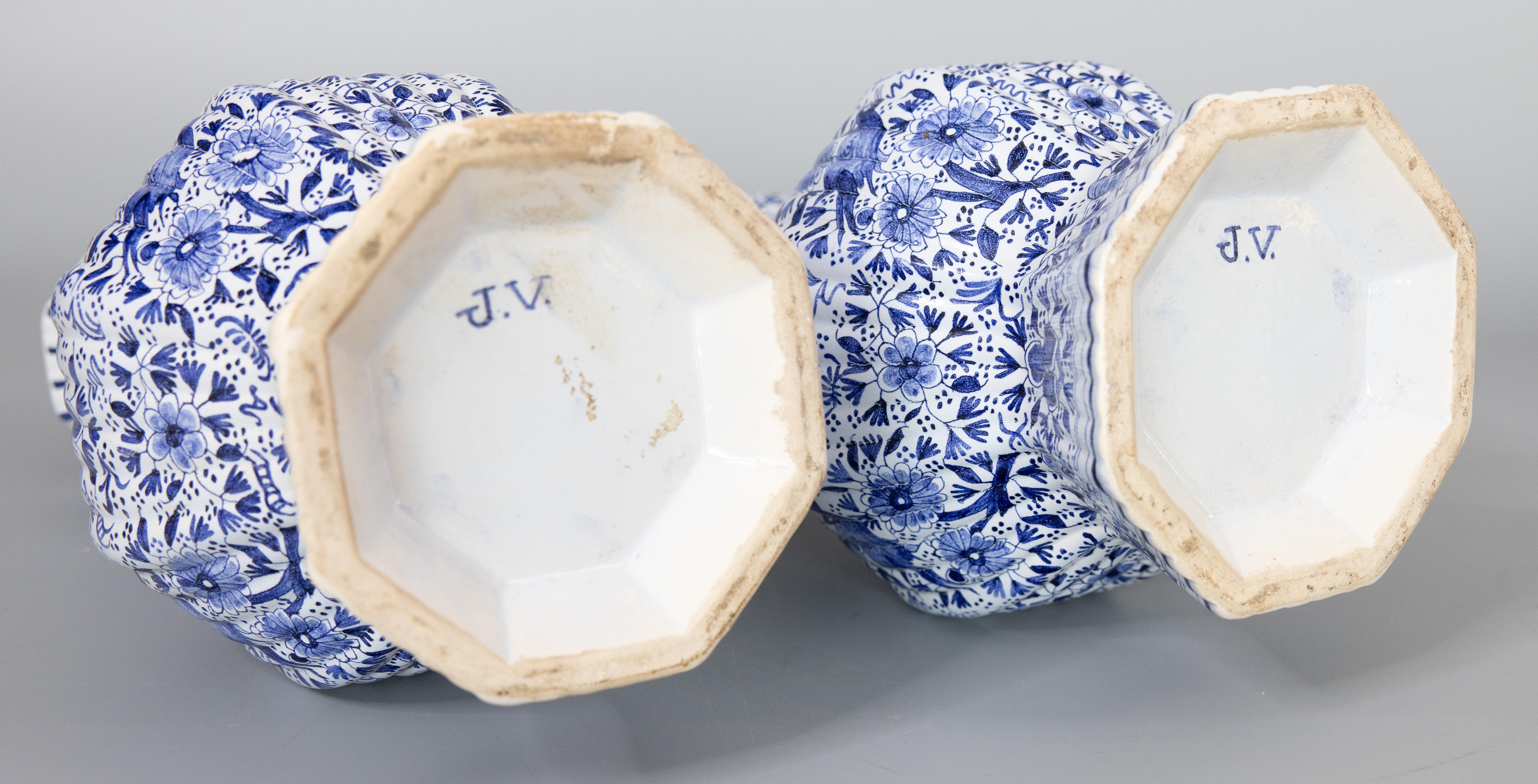 Coppia di vasi a pomello con uccelli floreali Delft olandesi del XIX secolo in vendita 2